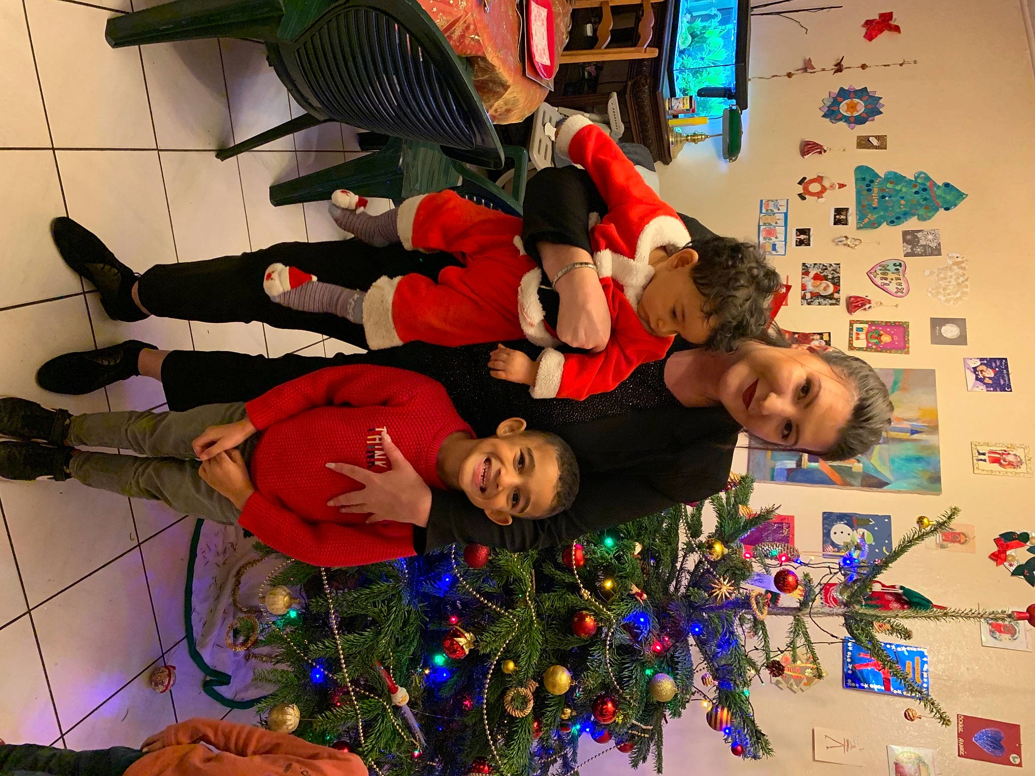 Oweyn participe au concours pour gagner de l'argent avec cette photo : child, christmas_decoration, christmas_eve, christmas_ornament, christmas_tree, event, fun, happy, holiday, holiday_ornament, joy, lap, leisure, ornament, people, person, smile, team, toddler, tree