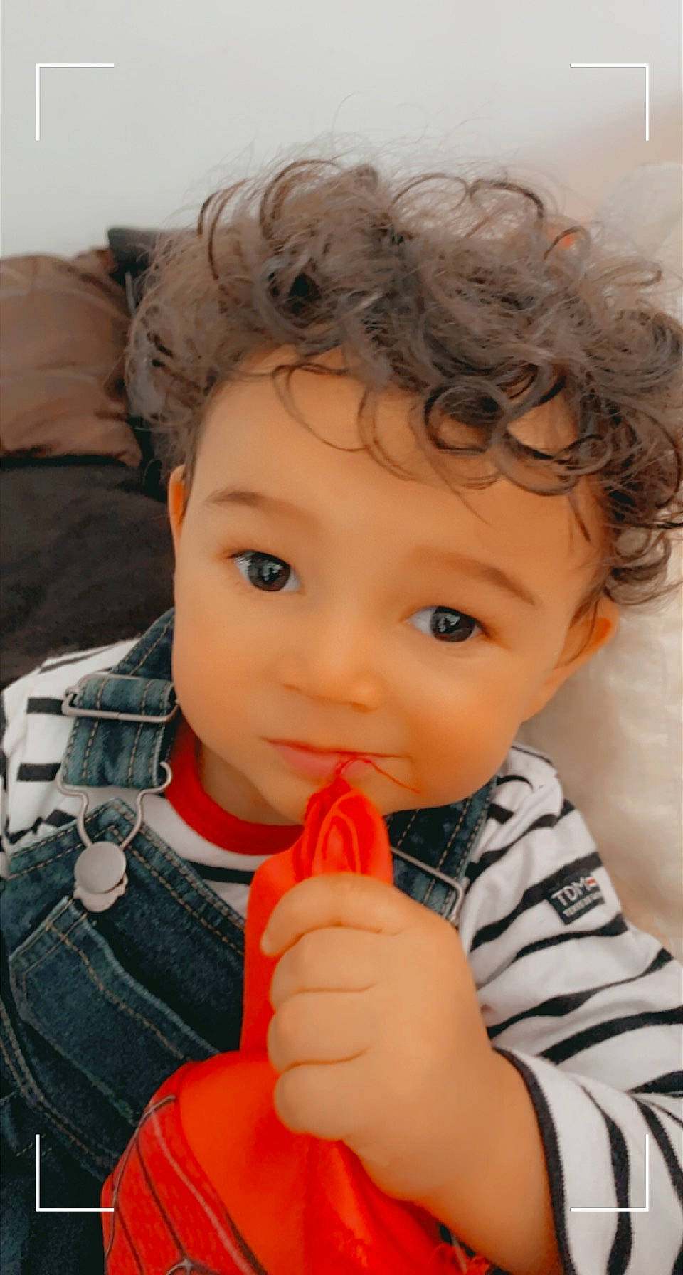 Marvyn participe au concours pour gagner de l'argent avec cette photo : arm, cheek, child, chin, clothing, eyebrow, eyelash, finger, forehead, gesture, hand, happy, head, human, lip, mouth, nose, organ, person, skin