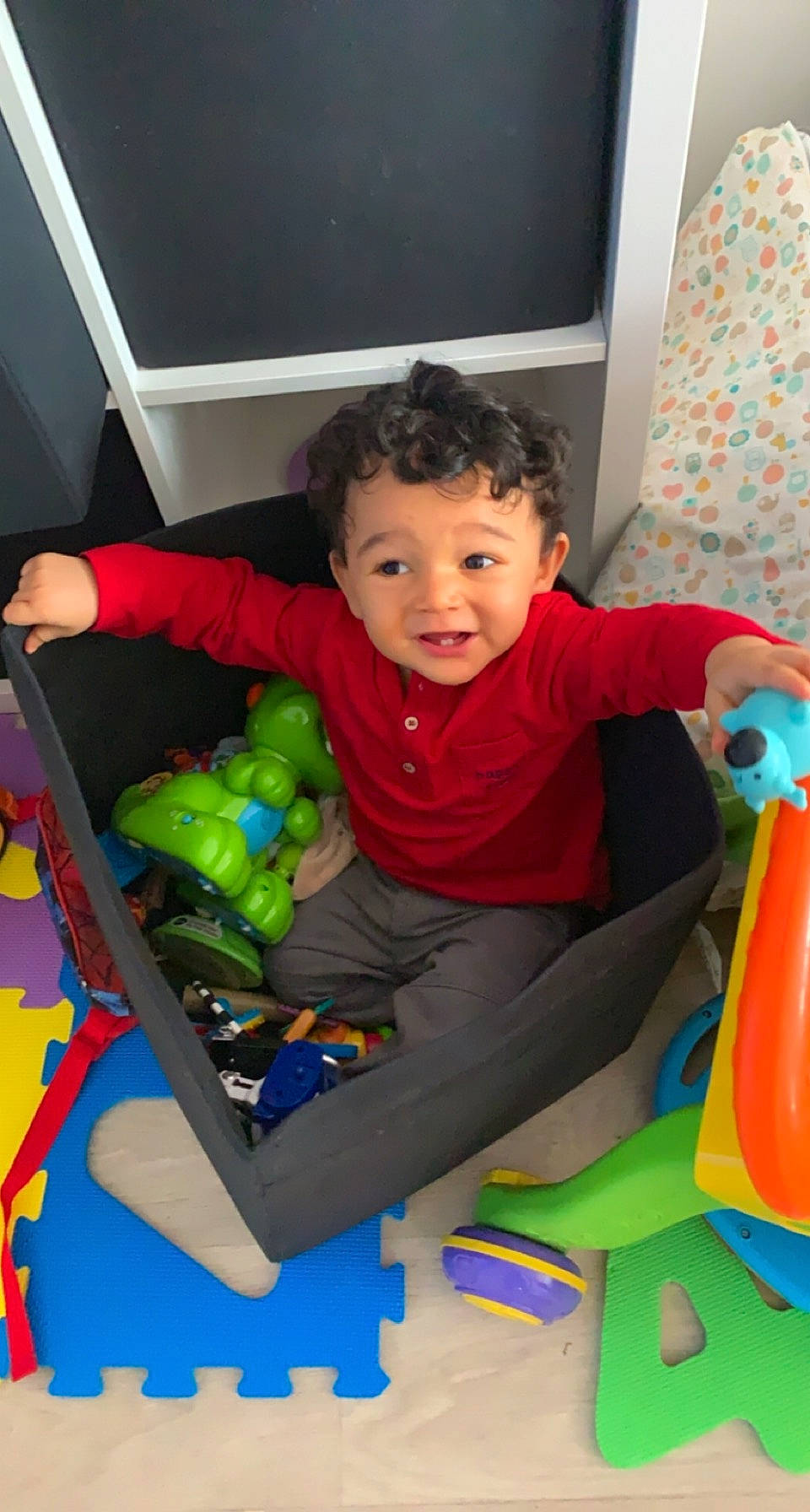 Marvyn a rejoint le concours — aidez-le/la à gagner de superbes lots ! baby, baby_toddler_clothing, baby_toys, child, finger, fun, head, leisure, people, person, plastic, play, product, room, sitting, smile, standing, t_shirt, television, toddler