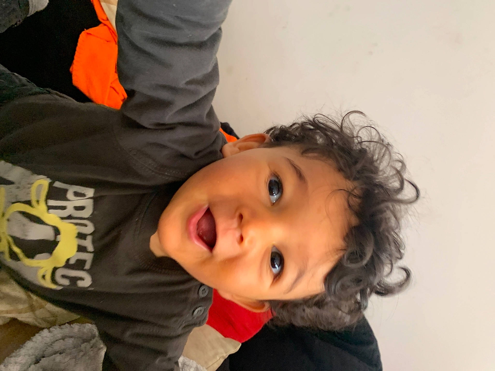 Marvyn a rejoint le concours — aidez-le/la à gagner de superbes lots ! cheek, child, eye, eyebrow, eyelash, flash_photography, fun, fur, happy, lip, nose, outerwear, person, portrait_photography, sitting, smile, surprise, toddler, tree, windbreaker