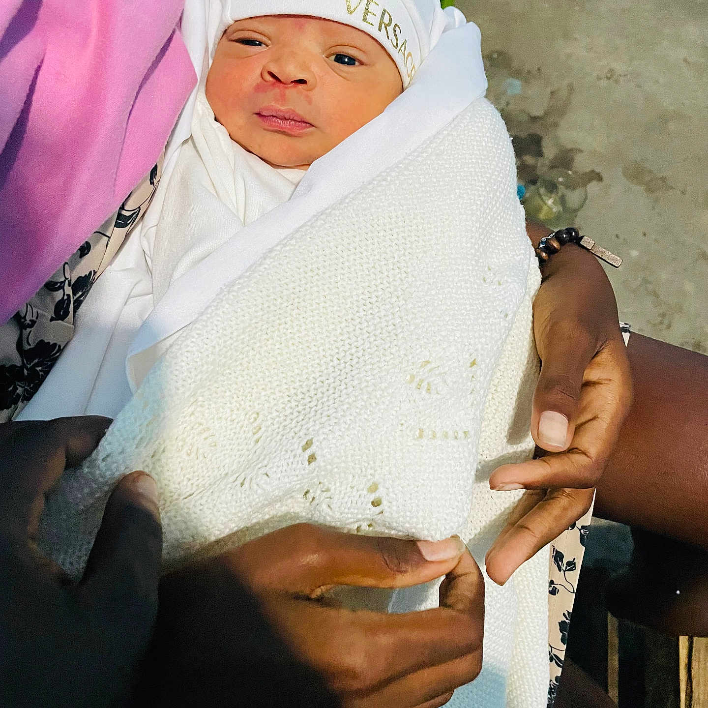 Gil Júnior participe au concours pour gagner de l'argent avec cette photo : baby, blanket, care, curious, expression, face, hands, hat, holding, indoor, infant, knit, newborn, person, portrait, skin, versace, warmth, white_clothing, wrapped