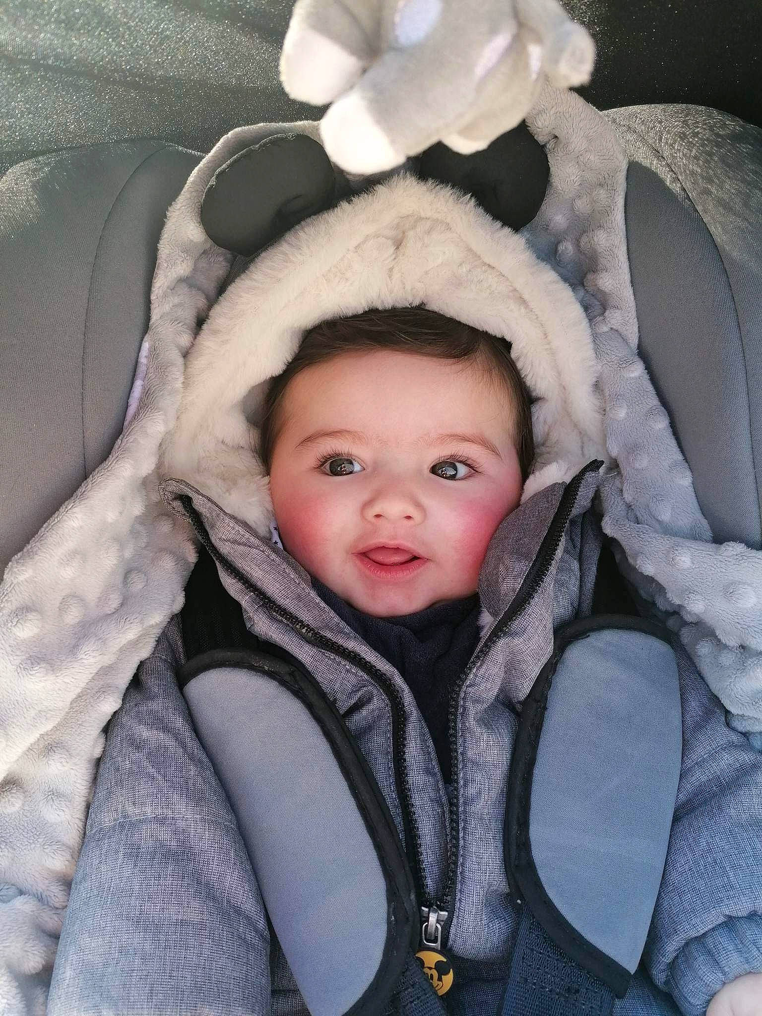 Ezio a rejoint le concours — aidez-le/la à gagner de superbes lots ! cap, cheek, child, comfort, eyelash, flash_photography, freezing, fun, fur, fur_clothing, happy, human_body, iris, nose, outerwear, parka, person, sitting, toddler, tree