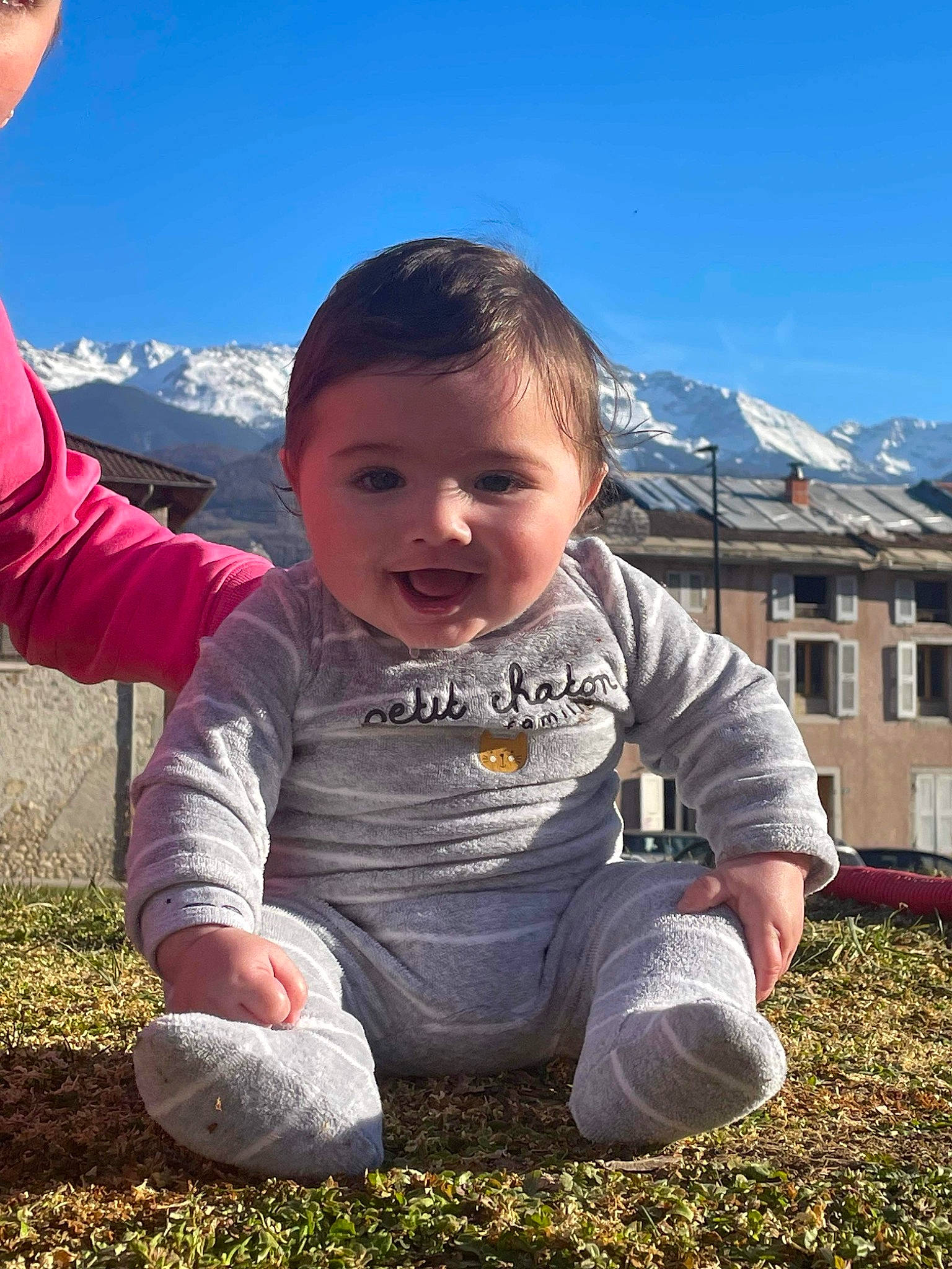 Ezio participe au concours pour gagner de l'argent avec cette photo : cool, eye, finger, flash_photography, fun, grass, grass_family, happy, joy, leaf, leg, leisure, meadow, mountain, people, people_in_nature, person, plant, sky, sunlight