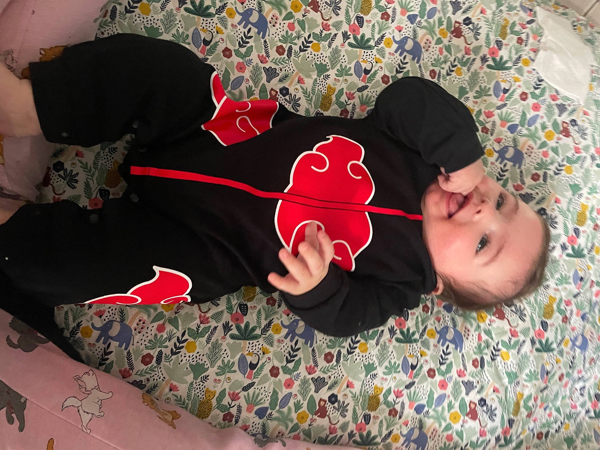 Ezio a rejoint le concours — aidez-le/la à gagner de superbes lots ! baby, baby_toddler_clothing, baseball_cap, cap, carmine, child, comfort, fashion_accessory, flooring, fun, gesture, hat, linens, nail, pattern, person, play, sleeve, t_shirt, textile