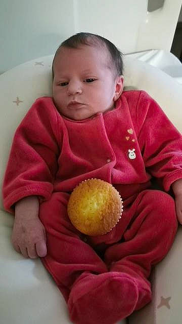 Judith participe au concours pour gagner de l'argent avec cette photo : baby, baby_toddler_clothing, cheek, child, comfort, eye, face, finger, natural_foods, nose, person, pink, produce, product, sitting, skin, sleeve, stuffed_toy, teddy_bear, toddler