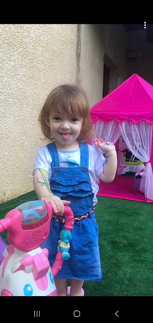 Louna a rejoint le concours — aidez-le/la à gagner de superbes lots ! baby_toddler_clothing, child, electric_blue, event, fun, grass, happy, joy, leisure, magenta, person, pink, play, purple, recreation, sitting, smile, summer, t_shirt, tent