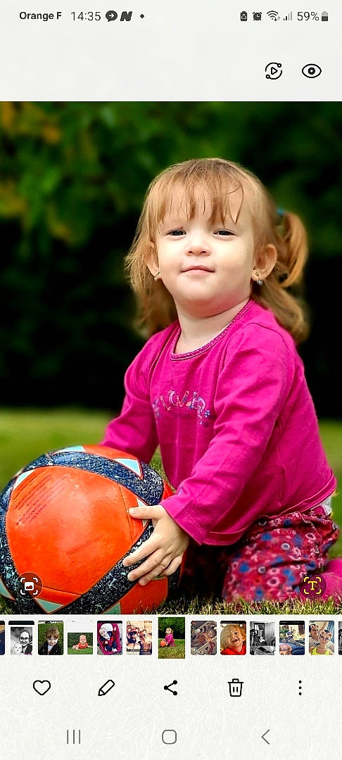Louna participe au concours pour gagner de l'argent avec cette photo : american_football, baby_toddler_clothing, ball, child, facial_expression, football_equipment, fun, glove, grass, happy, helmet, joy, people, people_in_nature, person, personal_protective_equipment, player, rugby_ball, sports_equipment, sports_gear