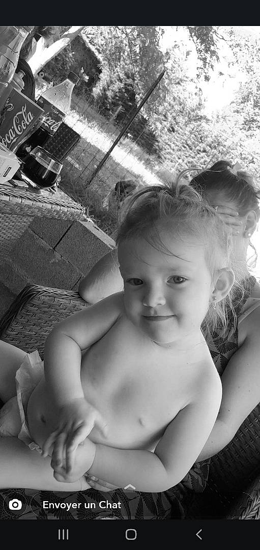 Louna participe au concours pour gagner de l'argent avec cette photo : arm, black, black_and_white, cheek, eye, eyebrow, flash_photography, hairstyle, hand, head, human, human_body, joy, lip, muscle, organ, person, photograph, shoulder, skin