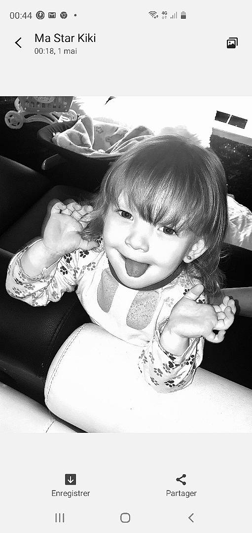 Louna participe au concours pour gagner de l'argent avec cette photo : black_and_white, child, cool, eye, eyelash, finger, flash_photography, fun, gesture, happy, head, iris, monochrome, monochrome_photography, person, sitting, smile, style, tableware, toddler