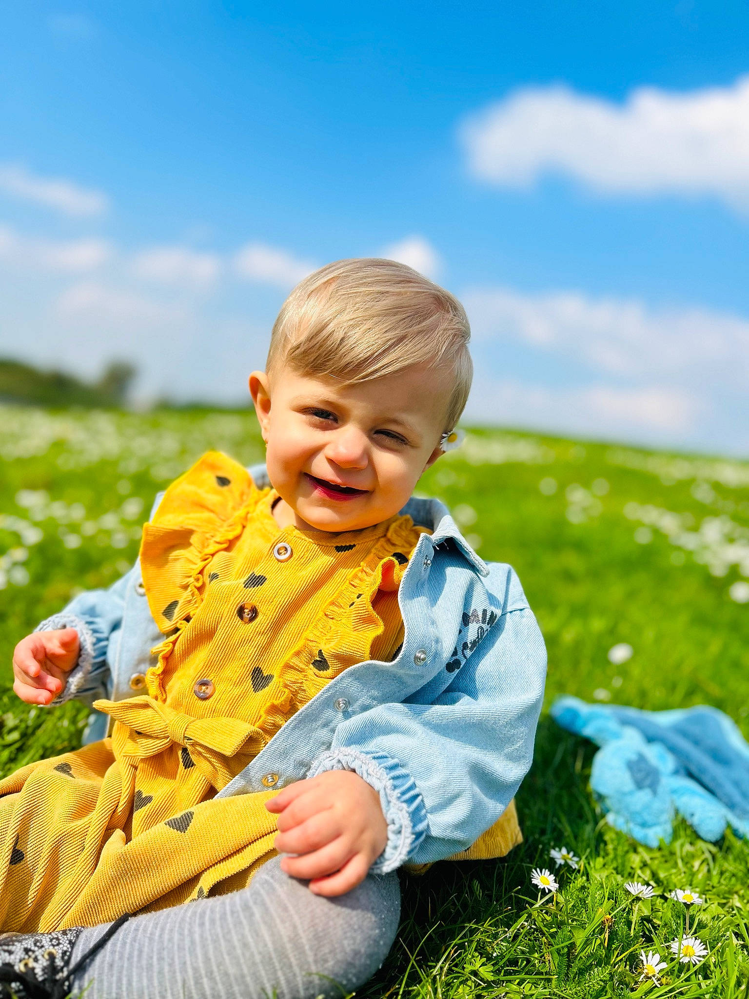 Elia participe au concours pour gagner de l'argent avec cette photo : baby, child, cloud, fun, grass, grass_family, grassland, happy, joy, landscape, leisure, meadow, natural_landscape, people_in_nature, person, plant, prairie, sitting, sky, smile