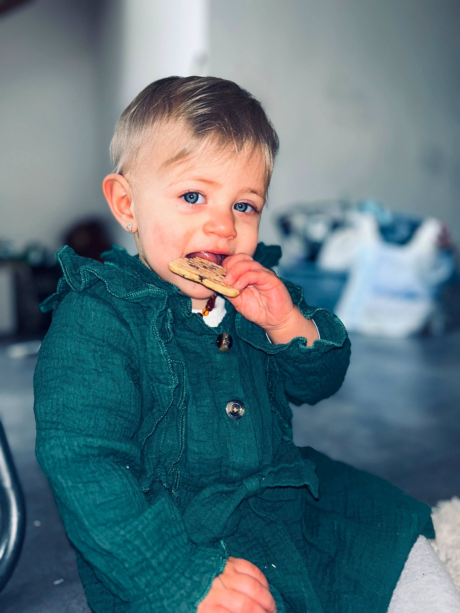 Elia participe au concours pour gagner de l'argent avec cette photo : baby_toddler_clothing, beauty, cheek, child, eye, finger, flash_photography, gesture, hairstyle, hand, happy, human, iris, lip, nose, person, sitting, skin, sleeve, standing