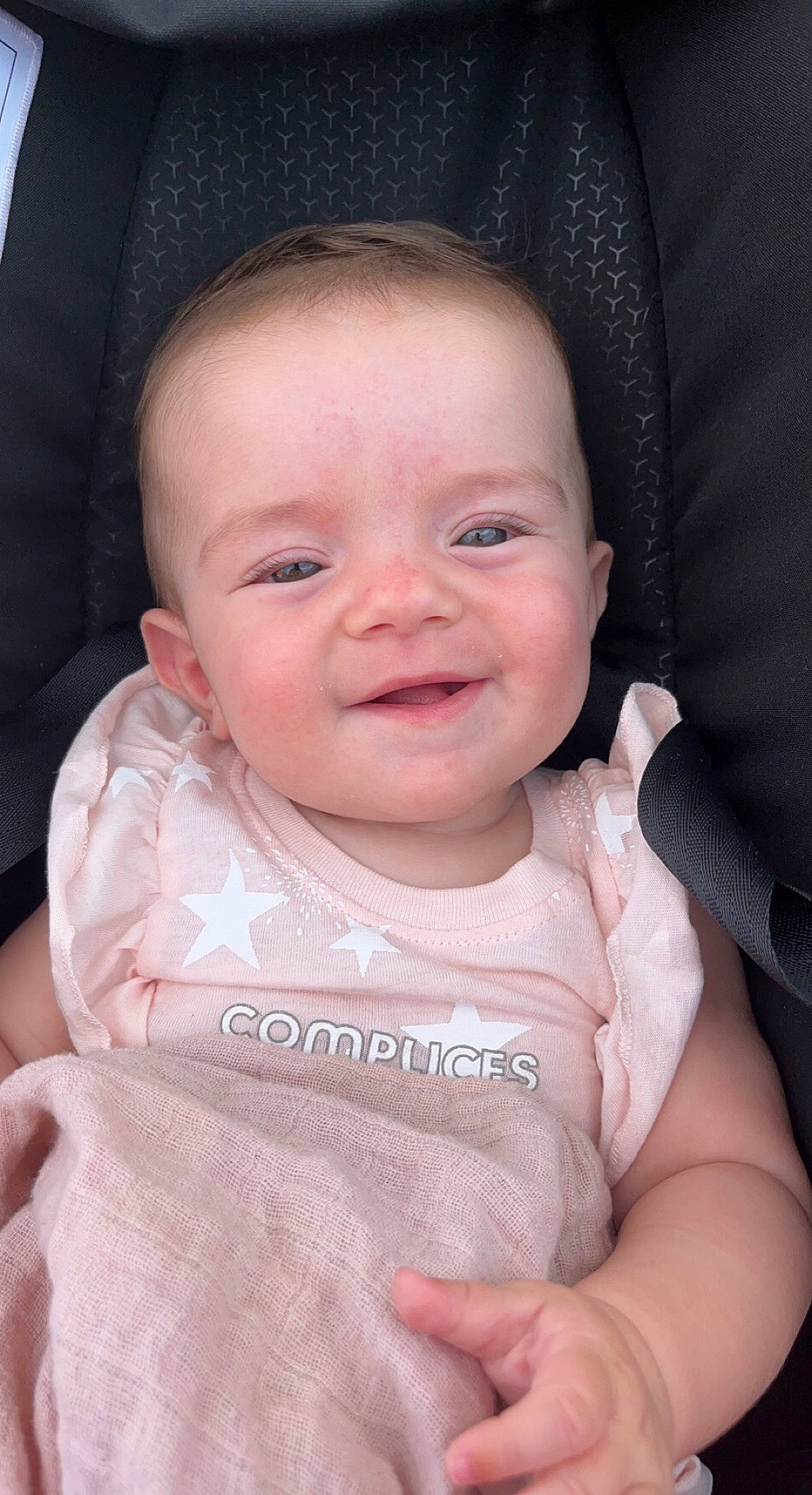 Serena participe au concours pour gagner de l'argent avec cette photo : baby, baby_products, baby_toddler_clothing, cheek, child, collar, comfort, eyebrow, fashion_accessory, happy, hat, iris, lip, peach, person, pink, sitting, skin, sleeve, smile