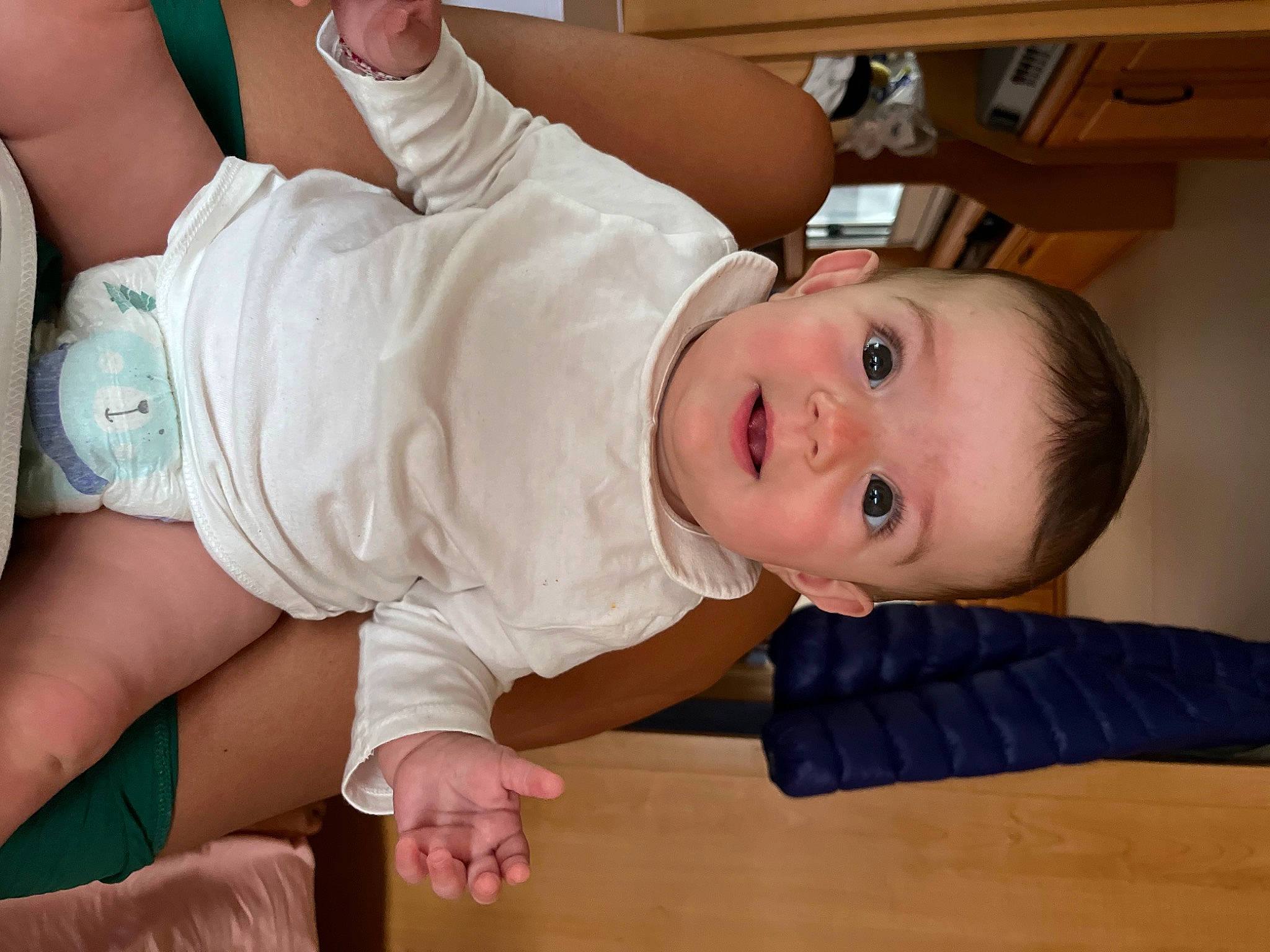 Serena a rejoint le concours — aidez-le/la à gagner de superbes lots ! baby, baby_toddler_clothing, cheek, child, comfort, elbow, finger, flooring, happy, hardwood, human_leg, knee, person, skin, sleeve, smile, stomach, thigh, thumb, toddler