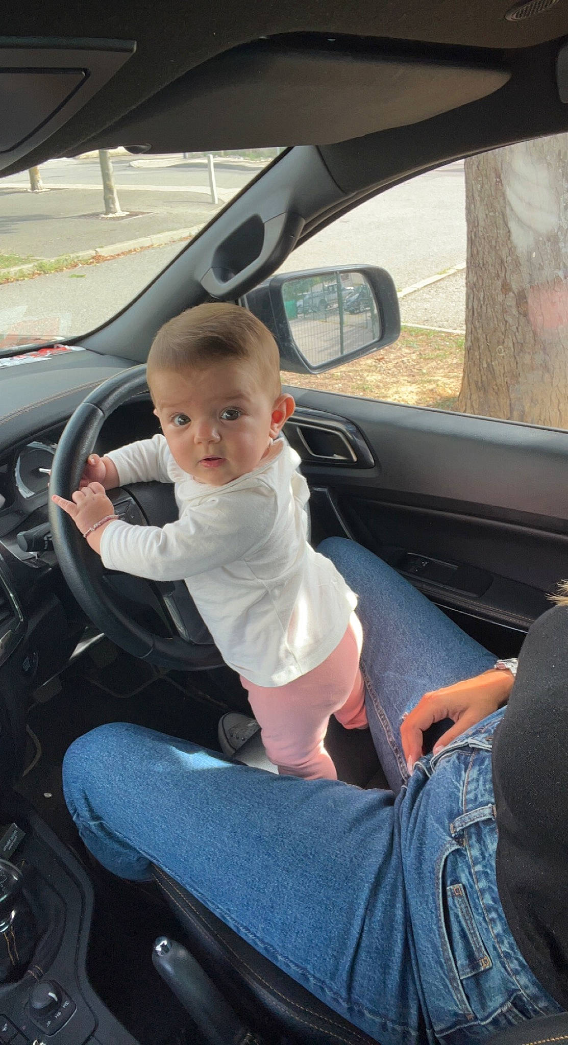 Serena participe au concours pour gagner de l'argent avec cette photo : auto_part, automotive_design, automotive_exterior, automotive_mirror, car, car_seat, car_seat_cover, comfort, head_restraint, jeans, land_vehicle, mirror, mode_of_transport, motor_vehicle, person, steering_part, steering_wheel, toddler, vehicle, vehicle_door