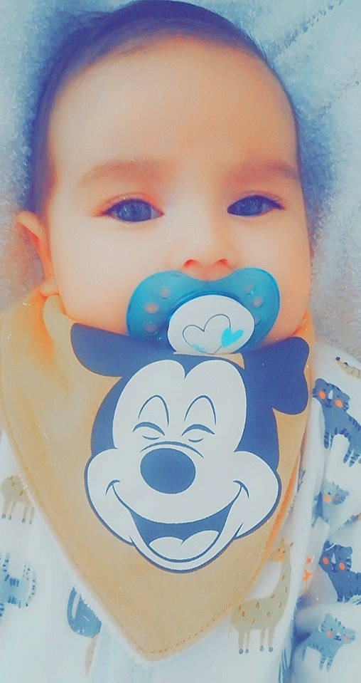 Rossè a rejoint le concours — aidez-le/la à gagner de superbes lots ! baby, baby_products, baby_toddler_clothing, cartoon, cheek, chest, child, dishware, drinkware, fictional_character, happy, icing, junk_food, moustache, nail, nose, person, plastic_bottle, serveware, toddler