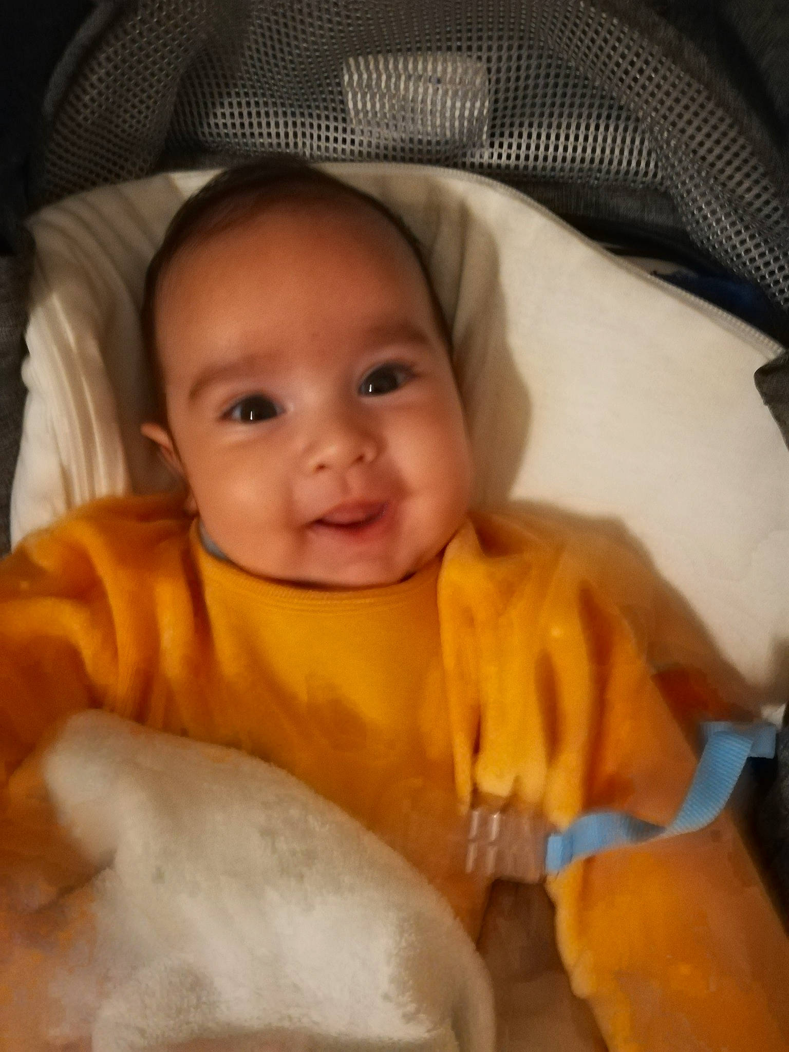 Rossè a rejoint le concours — aidez-le/la à gagner de superbes lots ! baby, cheek, chin, comfort, eye, eyebrow, face, facial_expression, finger, hairstyle, head, iris, lip, mouth, nose, person, skin, sleeve, smile, textile