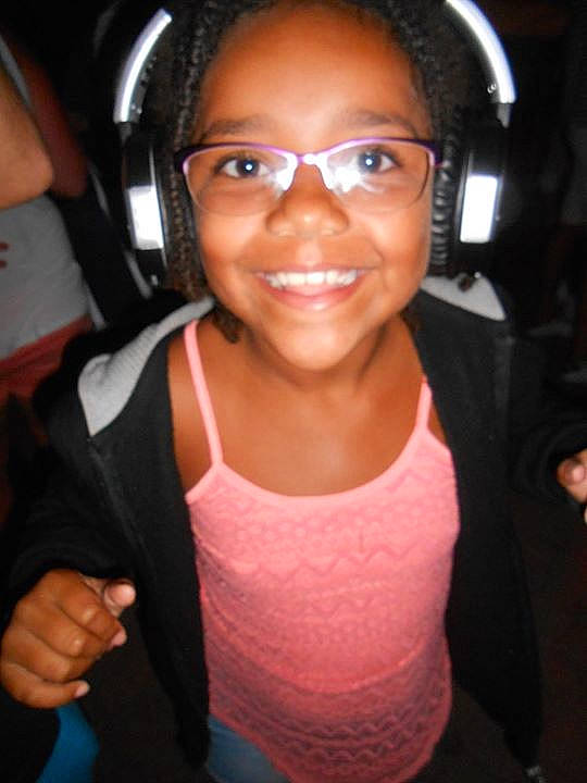 Tanya participe au concours pour gagner de l'argent avec cette photo : audio, black_hair, chin, cool, ear, eyebrow, eyewear, fashion_accessory, forehead, fun, girl, glasses, hair, hairstyle, headgear, joy, long_hair, neck, product, smile