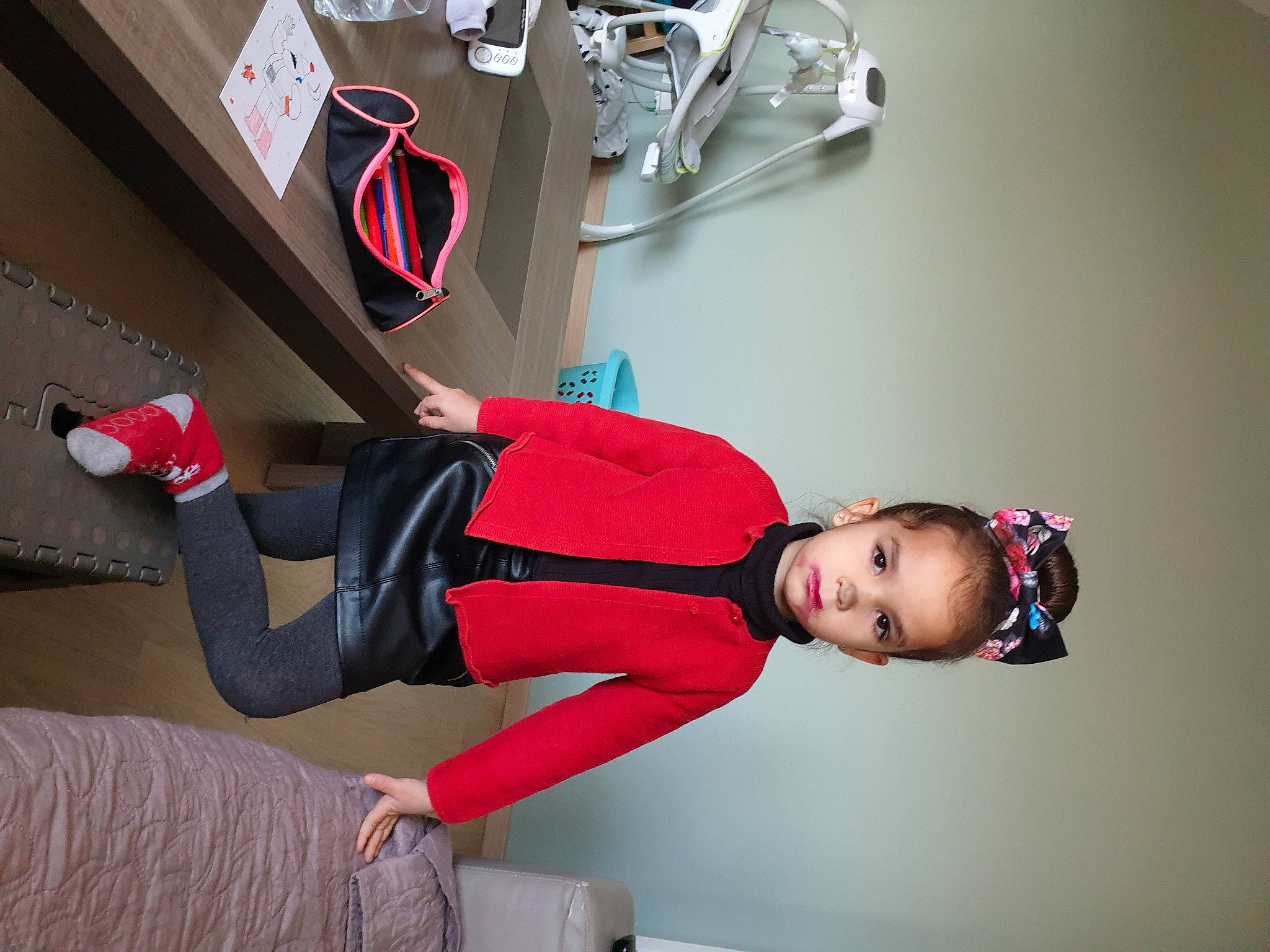 Clarisse participe au concours pour gagner de l'argent avec cette photo : active_pants, automotive_design, balance, boot, carmine, comfort, costume, elbow, human_leg, joint, knee, person, personal_protective_equipment, sandal, sitting, sleeve, spandex, sportswear, thigh, waist