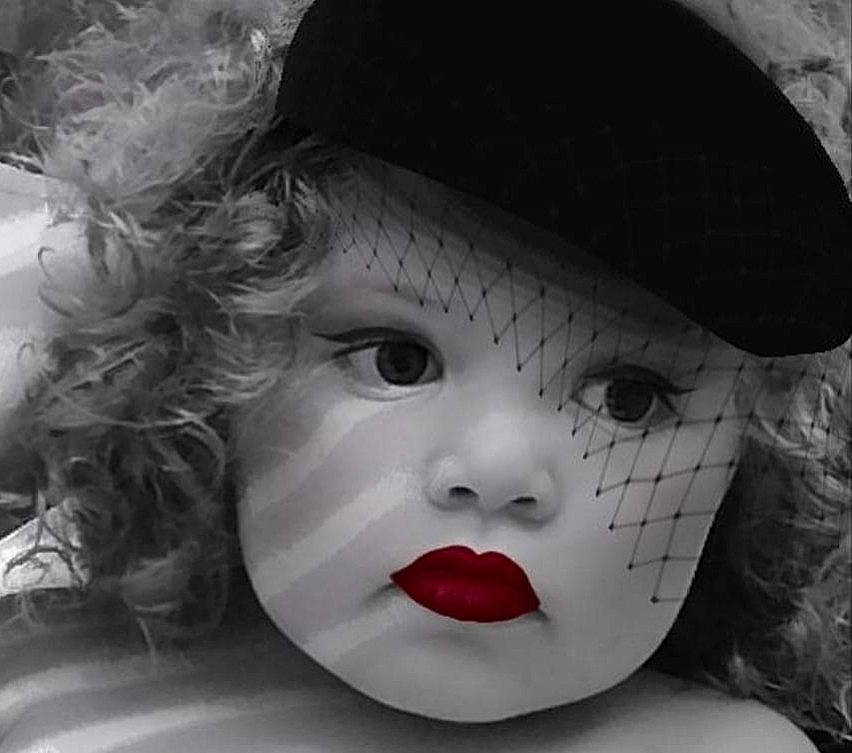 Kelyah participe au concours pour gagner de l'argent avec cette photo : baby, black_and_white, child, eye, eyelash, face, head, headgear, illustration, lip, nose, performing_arts, person, photography, portrait_photography, smile, toddler