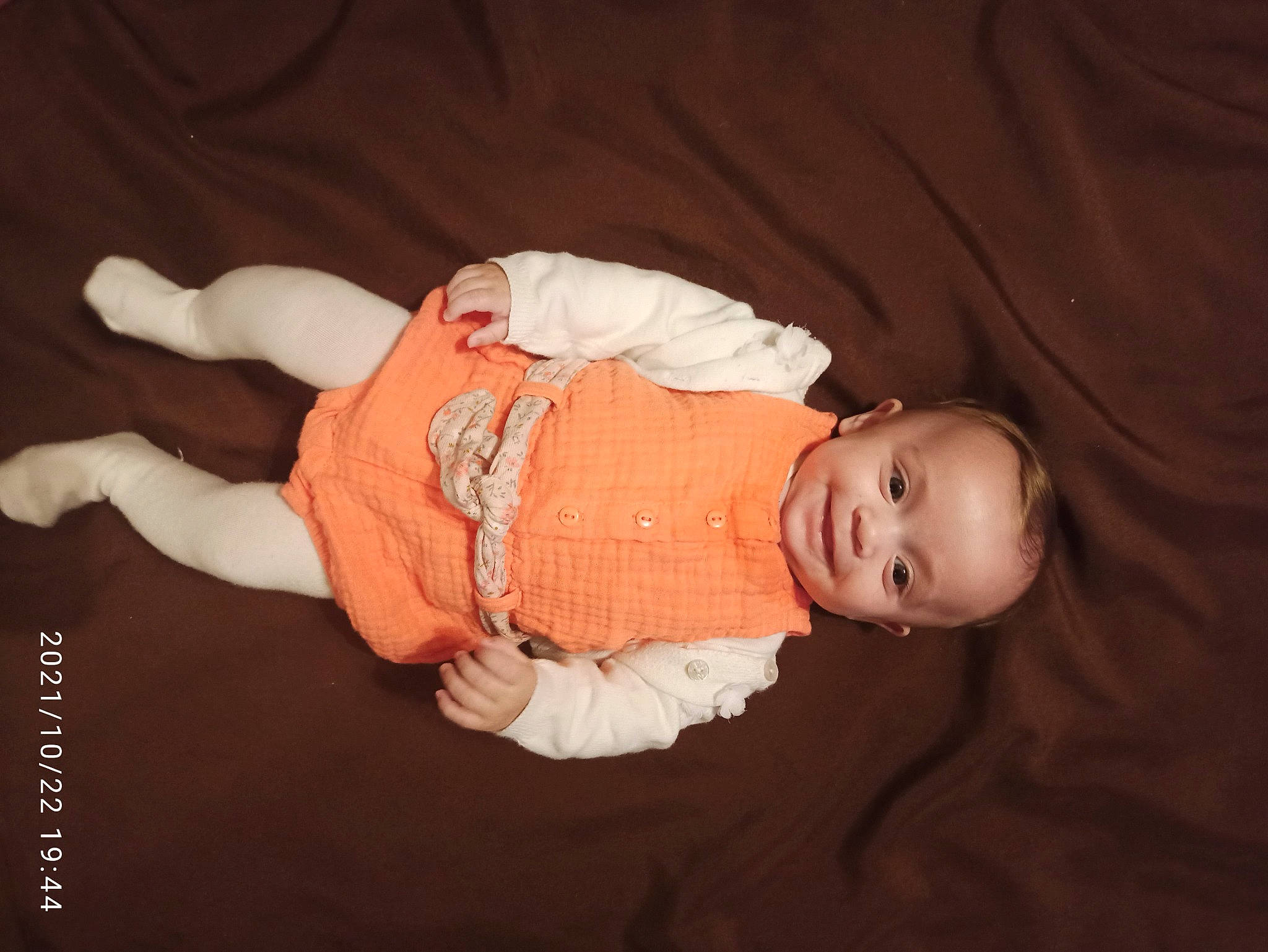 Lou participe au concours pour gagner de l'argent avec cette photo : abdomen, baby, baby_products, baby_toddler_clothing, cheek, child, comfort, face, flash_photography, human_body, joy, pattern, person, sitting, skin, sleeve, thigh, toddler, trunk, wood