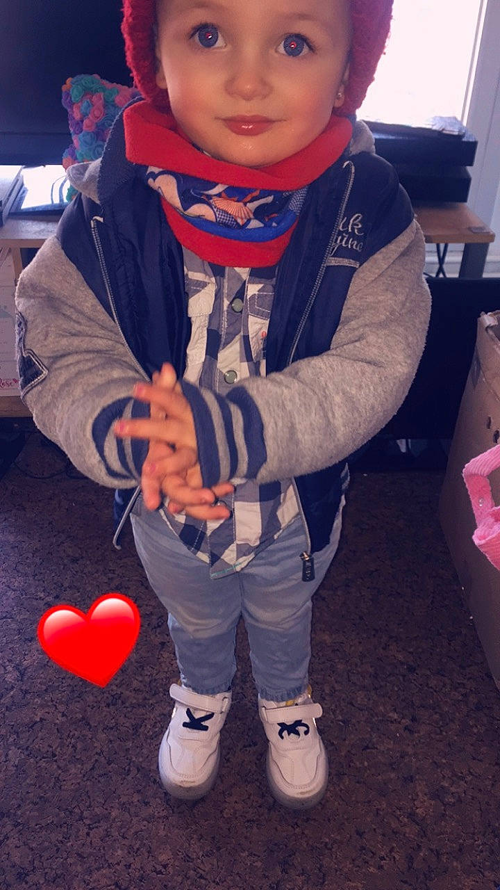 Lucenzo participe au concours pour gagner de l'argent avec cette photo : baby, balloon, carmine, costume, electric_blue, event, fashion_accessory, finger, flooring, fun, glove, happy, headwear, jacket, person, personal_protective_equipment, photograph, scarf, sleeve, thumb