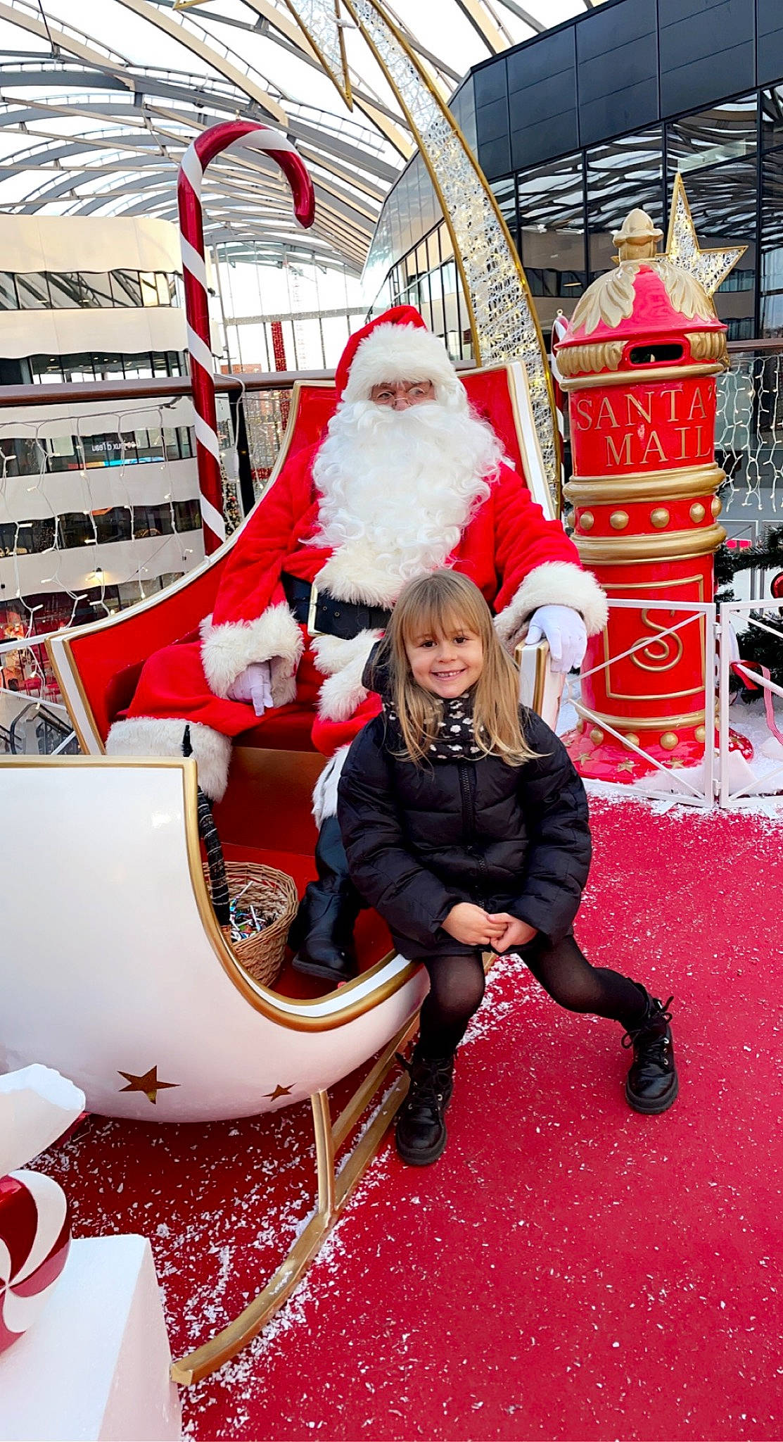 Haylie a rejoint le concours — aidez-le/la à gagner de superbes lots ! beard, boot, chair, christmas, event, facial_hair, fictional_character, fun, glasses, happy, holiday, human_leg, joy, lap, leisure, person, red, santa_claus, shoe, sitting