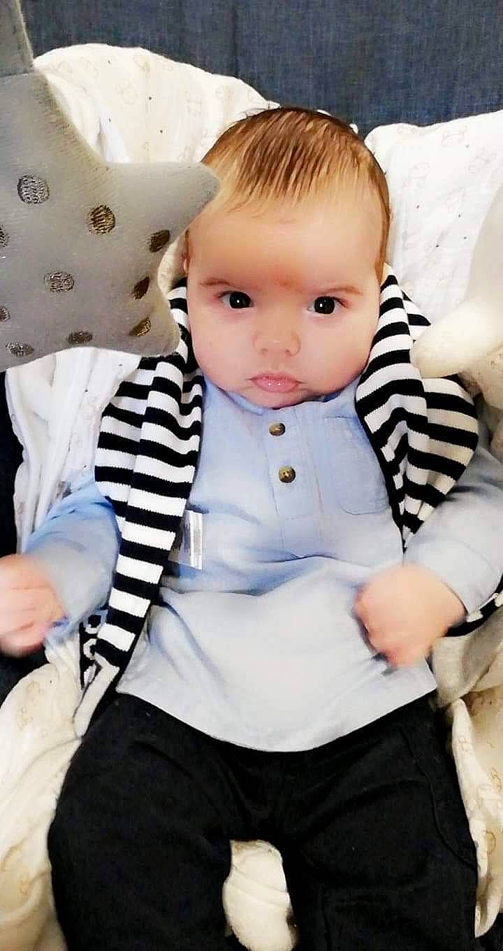 Aksel participe au concours pour gagner de l'argent avec cette photo : arm, baby, baby_products, baby_toddler_clothing, cheek, child, hand, person, toddler