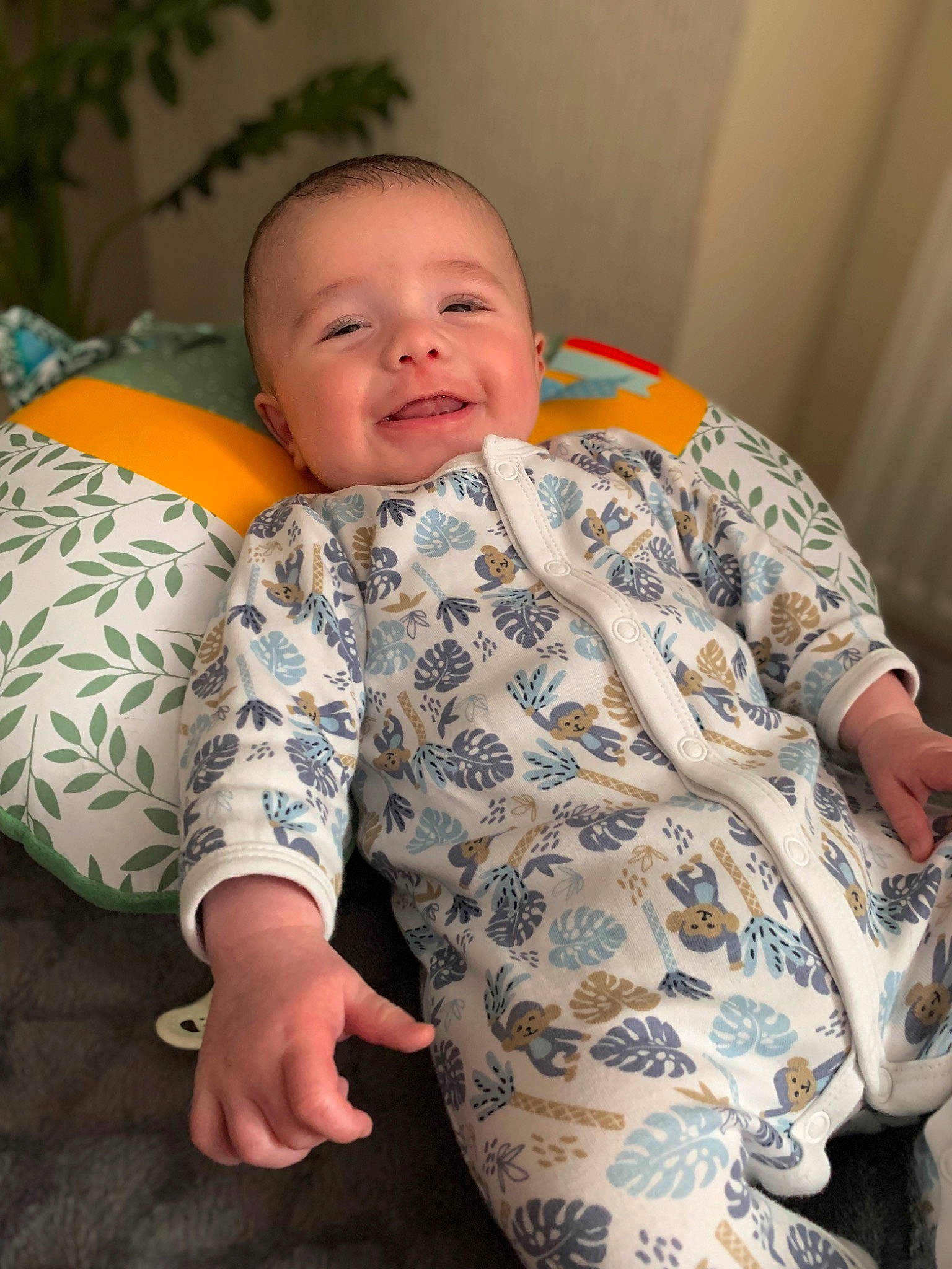 Sergio participe au concours pour gagner de l'argent avec cette photo : baby, baby_toddler_clothing, comfort, facial_expression, finger, flooring, fun, grass, hairstyle, happy, head, linens, mouth, nose, person, sitting, skin, sleeve, smile, t_shirt