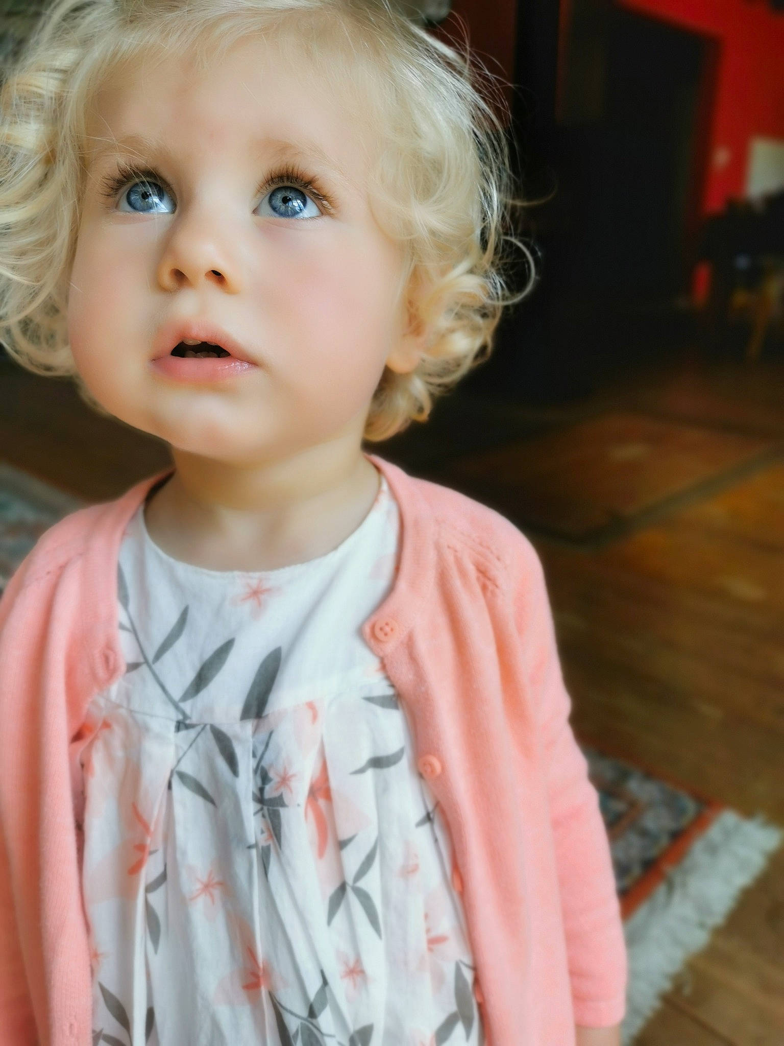 Emma a rejoint le concours — aidez-le/la à gagner de superbes lots ! baby, baby_toddler_clothing, blond, cheek, child, chin, eye, eyelash, fun, hair, happy, iris, lip, nose, person, shirt, skin, sleeve, smile, t_shirt