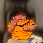 Izaak a rejoint le concours — aidez-le/la à gagner de superbes lots ! accessories, baby, babylaughing, bodypart, bracelet, clothing, face, finger, hand, happy, head, person, photography, portrait, sad, shorts, sitting, sleeve, smile, t_shirt