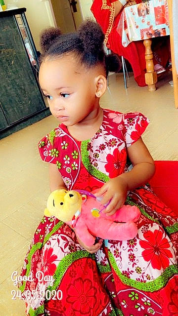 Rayhatt a rejoint le concours — aidez-le/la à gagner de superbes lots ! baby_toddler_clothing, beauty, blurred, child, dress, event, face, fun, hairstyle, happy, magenta, pattern, person, picture_frame, pink, red, skin, sleeve, snapshot, teddy_bear