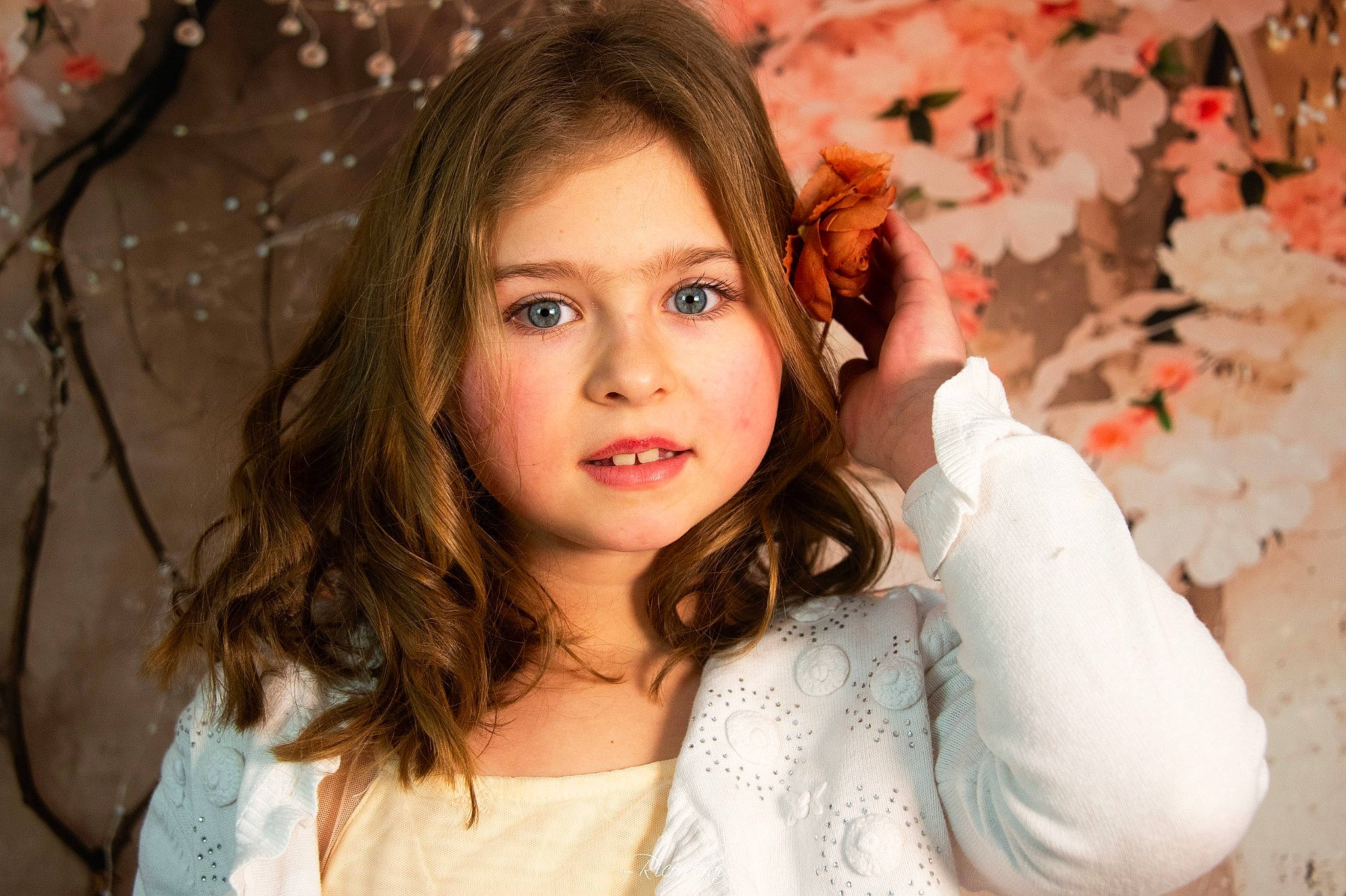 Mayline a rejoint le concours — aidez-le/la à gagner de superbes lots ! branch, brown_hair, cheek, eye, eyelash, flash_photography, gesture, grass, hair, happy, head, iris, lip, long_hair, people_in_nature, person, petal, plant, skin, tree