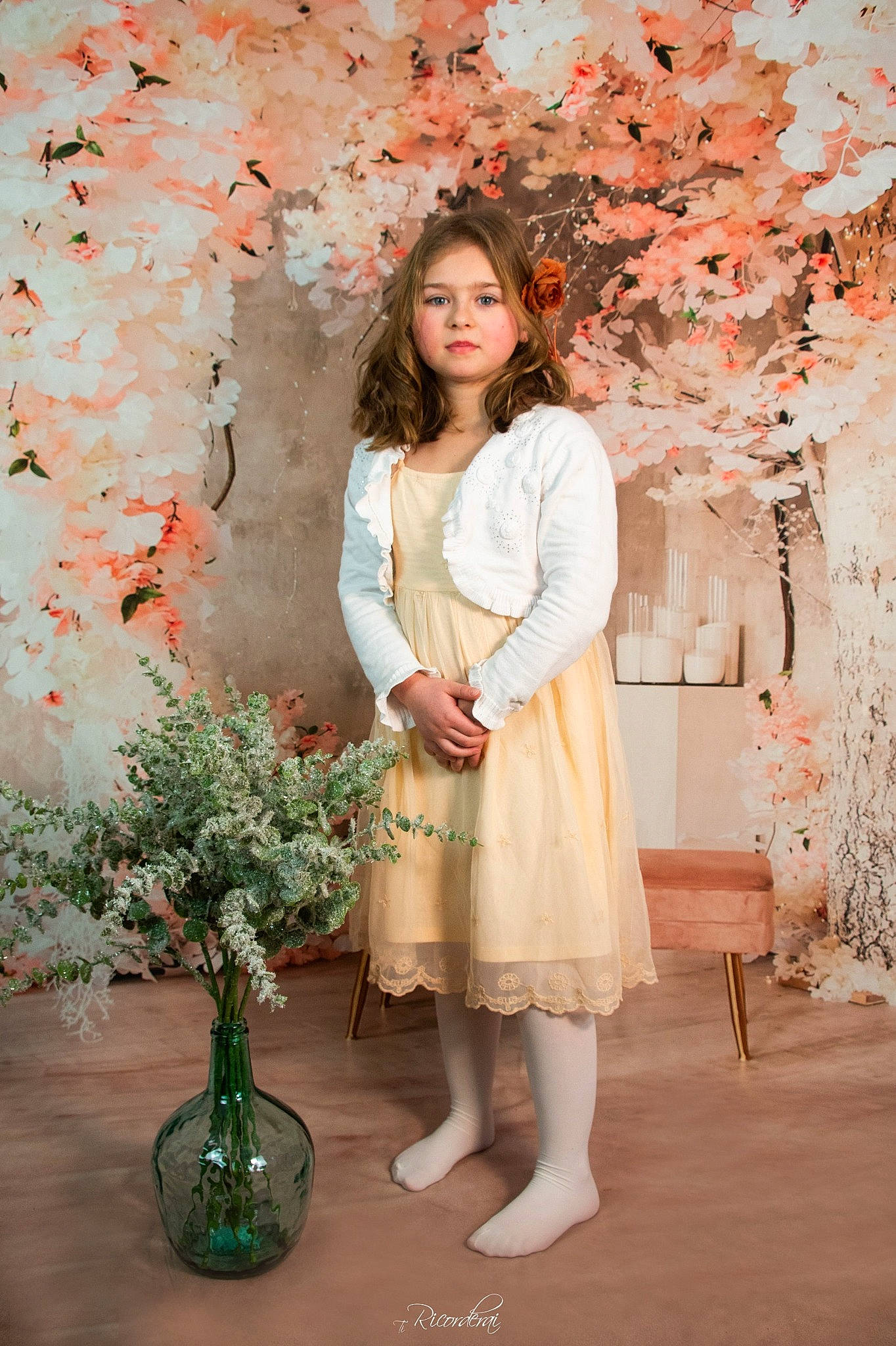 Mayline participe au concours pour gagner de l'argent avec cette photo : flash_photography, flowerpot, happy, human_body, knee, neck, orange, people_in_nature, person, photograph, pink, plant, red, shoulder, skin, sleeve, textile, thigh, tree, waist