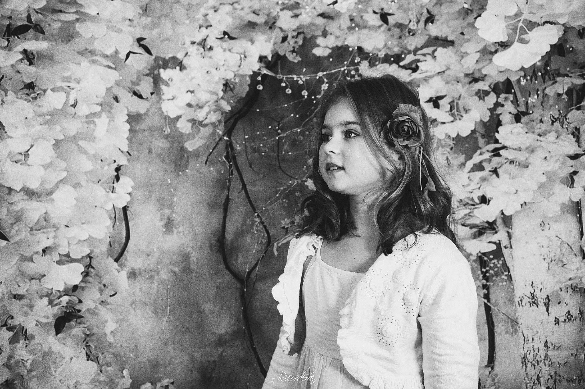 Mayline participe au concours pour gagner de l'argent avec cette photo : beauty, black, black_and_white, black_hair, branch, eye, flash_photography, grass, grey, hair, happy, iris, lip, long_hair, people_in_nature, person, skin, standing, style, wall