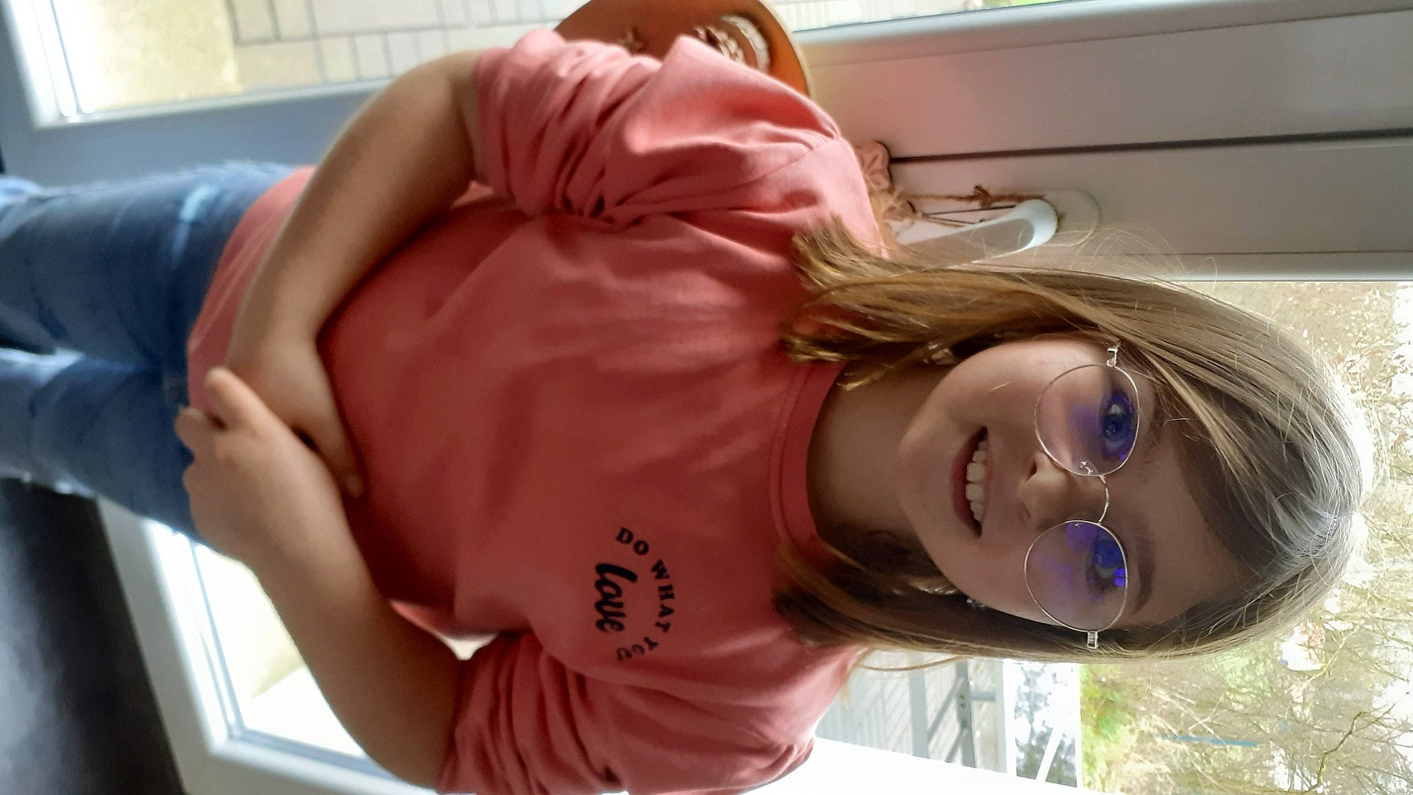 Mayline Fancon a rejoint le concours — aidez-le/la à gagner de superbes lots ! abdomen, arm, chest, child, comfort, elbow, eyelash, eyewear, flesh, fun, gesture, happy, human_leg, joint, joy, knee, mouth, neck, person, room