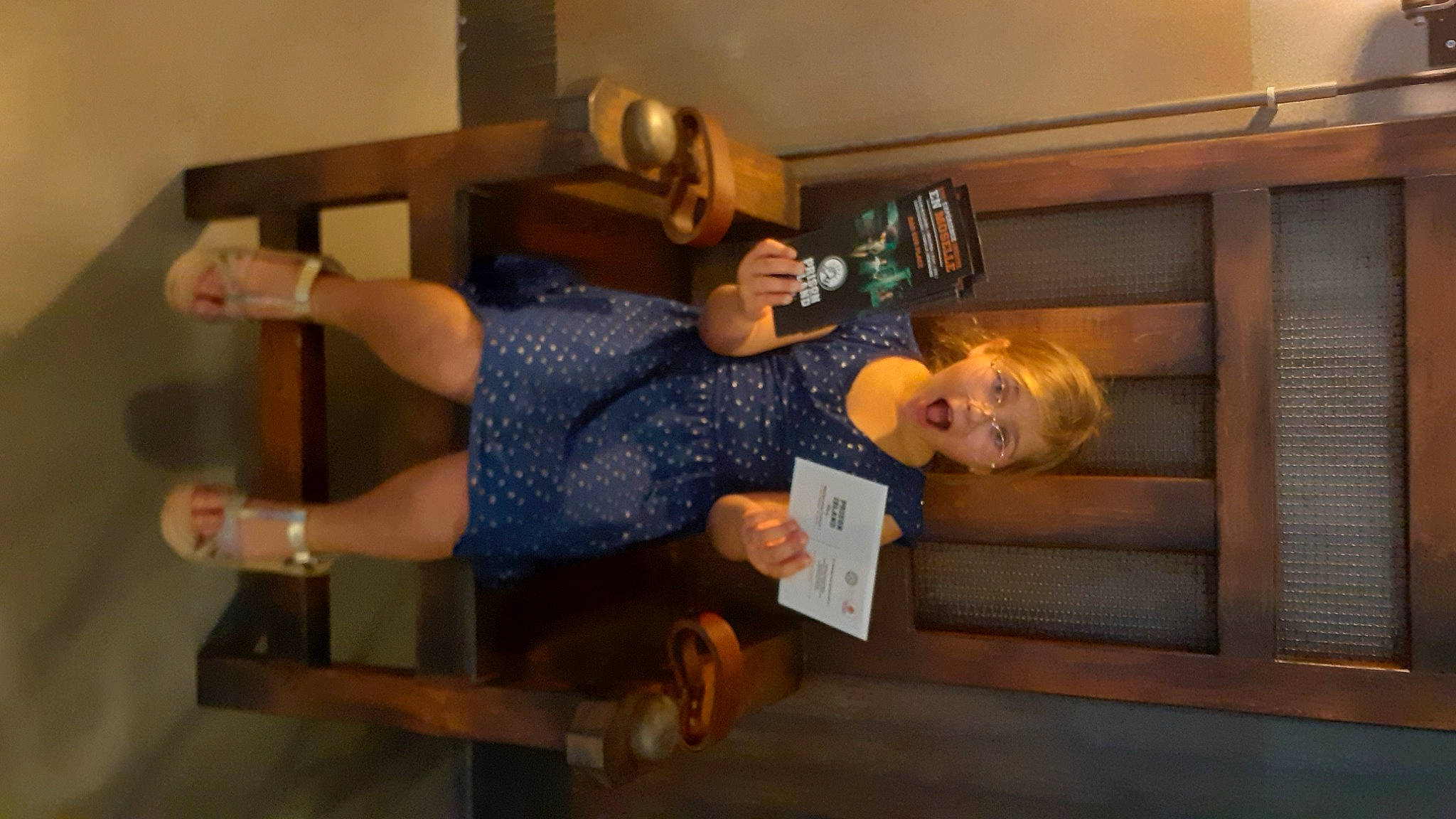 Mayline Fancon a rejoint le concours — aidez-le/la à gagner de superbes lots ! child, comfort, elbow, flooring, fun, hardwood, human_leg, knee, person, room, sitting, sock, surprise, thigh, toddler, wood, wrist