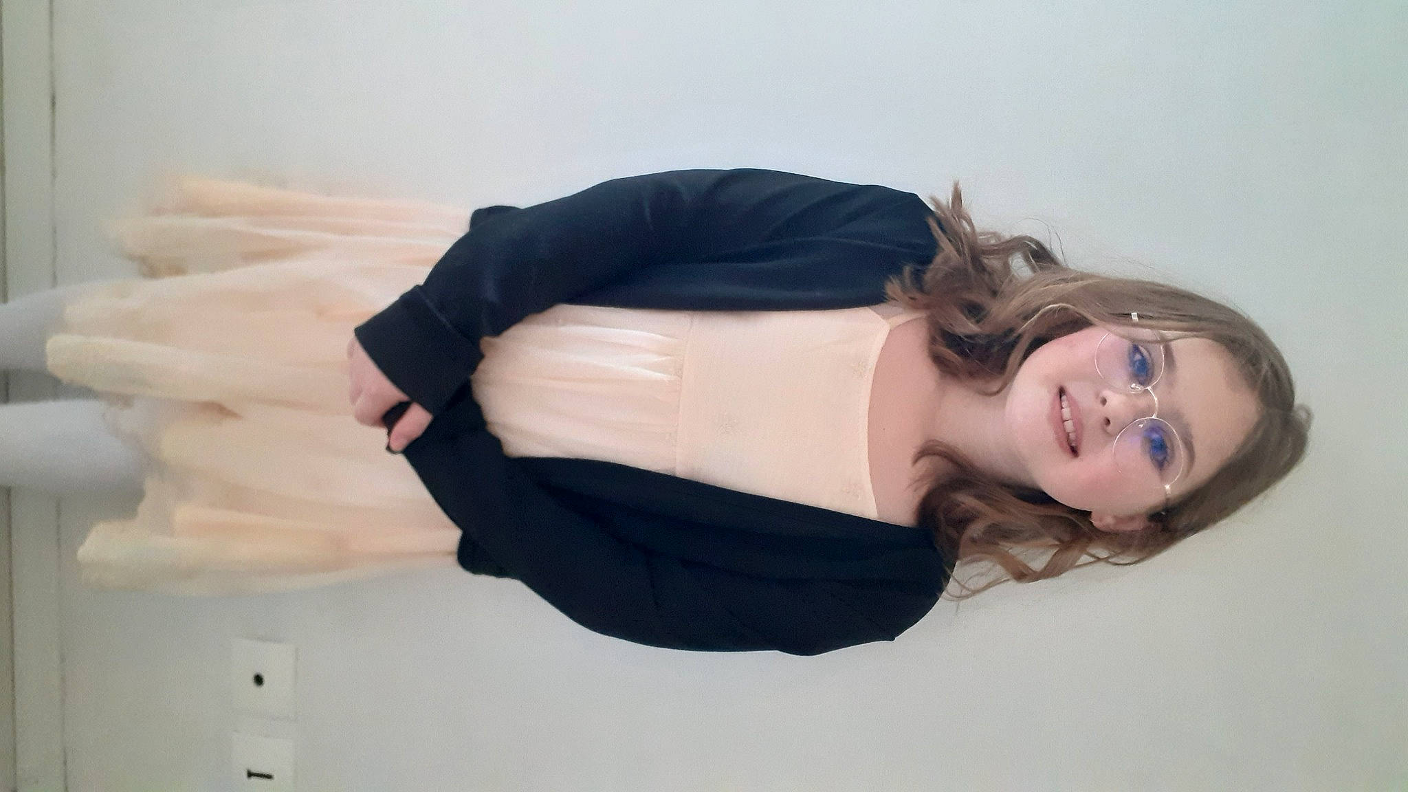 Mayline Fancon participe au concours pour gagner de l'argent avec cette photo : abdomen, arm, chest, comfort, dress, elbow, eyelash, eyewear, fashion_accessory, fashion_design, fashion_model, flash_photography, human_leg, joy, knee, makeover, person, portrait_photography, sitting, sleeve