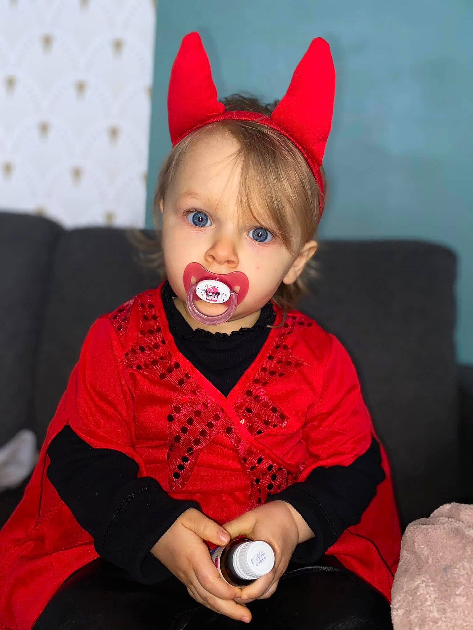Ilyana participe au concours pour gagner de l'argent avec cette photo : baby, baby_toddler_clothing, carmine, child, comfort, costume_hat, couch, eye, fashion_accessory, fun, fur, happy, human_body, iris, magenta, party_supply, person, red, sitting, sleeve