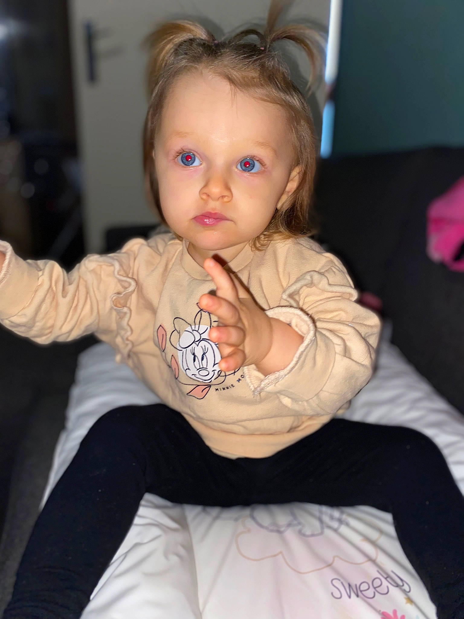 Ilyana a rejoint le concours — aidez-le/la à gagner de superbes lots ! baby_toddler_clothing, cheek, child, comfort, elbow, eyelash, face, finger, flash_photography, fun, happy, human_leg, iris, knee, leg, organ, person, skin, sleeve, toddler