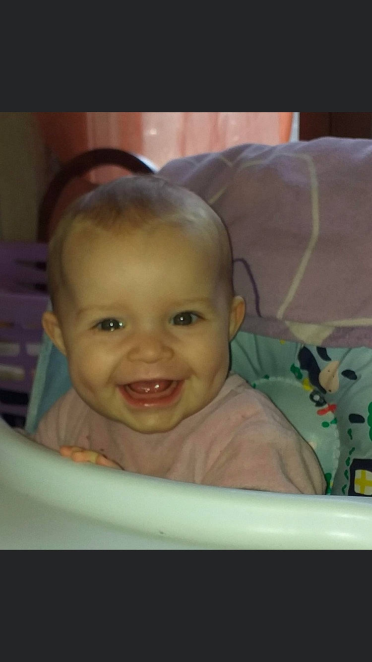 Bianca participe au concours pour gagner de l'argent avec cette photo : baby, cheek, child, chin, eye, eyebrow, face, facial_expression, forehead, happy, head, human, iris, joy, lip, mouth, nose, person, product, skin