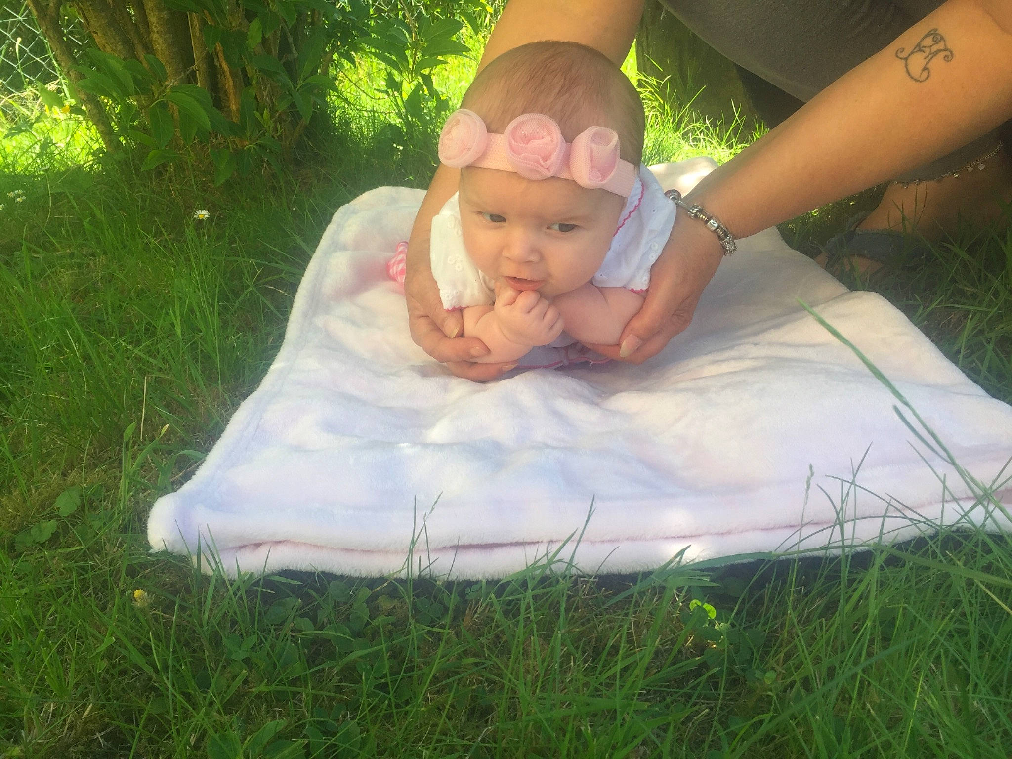 Bianca participe au concours pour gagner de l'argent avec cette photo : baby, child, fun, grass, happy, head, lawn, leisure, person, plant, play, smile, summer