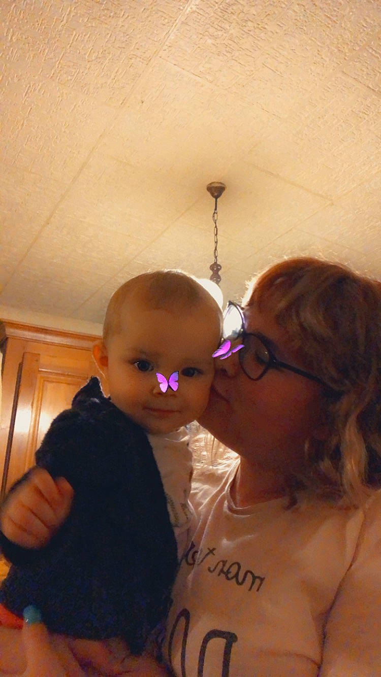 Bianca a rejoint le concours — aidez-le/la à gagner de superbes lots ! baby, baby_toddler_clothing, blond, ceiling, cheek, forehead, gesture, interaction, kiss, light_fixture, lip, love, nail, person, romance, throat, wood_stain