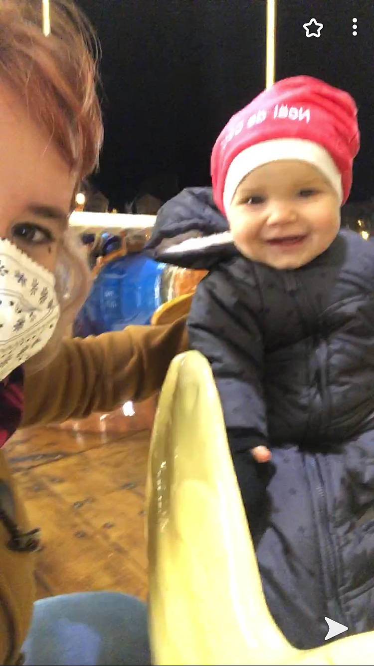 Bianca a rejoint le concours — aidez-le/la à gagner de superbes lots ! baby, baby_laughing, baby_toddler_clothing, beanie, bonnet, cheek, chute, eye, headwear, holiday, hood, joy, knit_cap, nose, person, playground_slide, winter