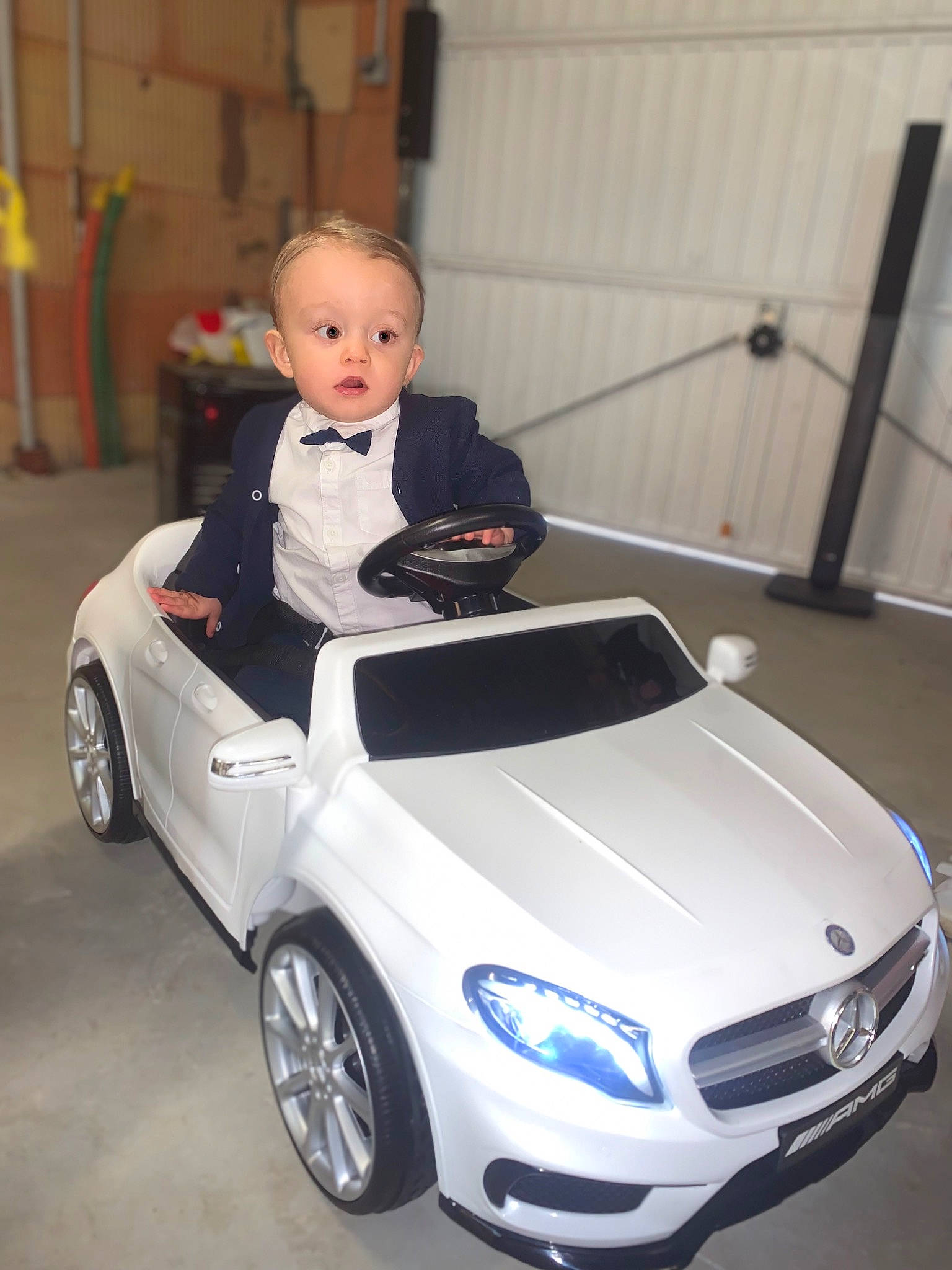 Maël a rejoint le concours — aidez-le/la à gagner de superbes lots ! alloy_wheel, automotive_design, automotive_exterior, automotive_lighting, automotive_tire, bumper, car, fender, grille, headlamp, hood, motor_vehicle, person, personal_luxury_car, rim, surprise, tire, vehicle, vehicle_door, vehicle_registration_plate