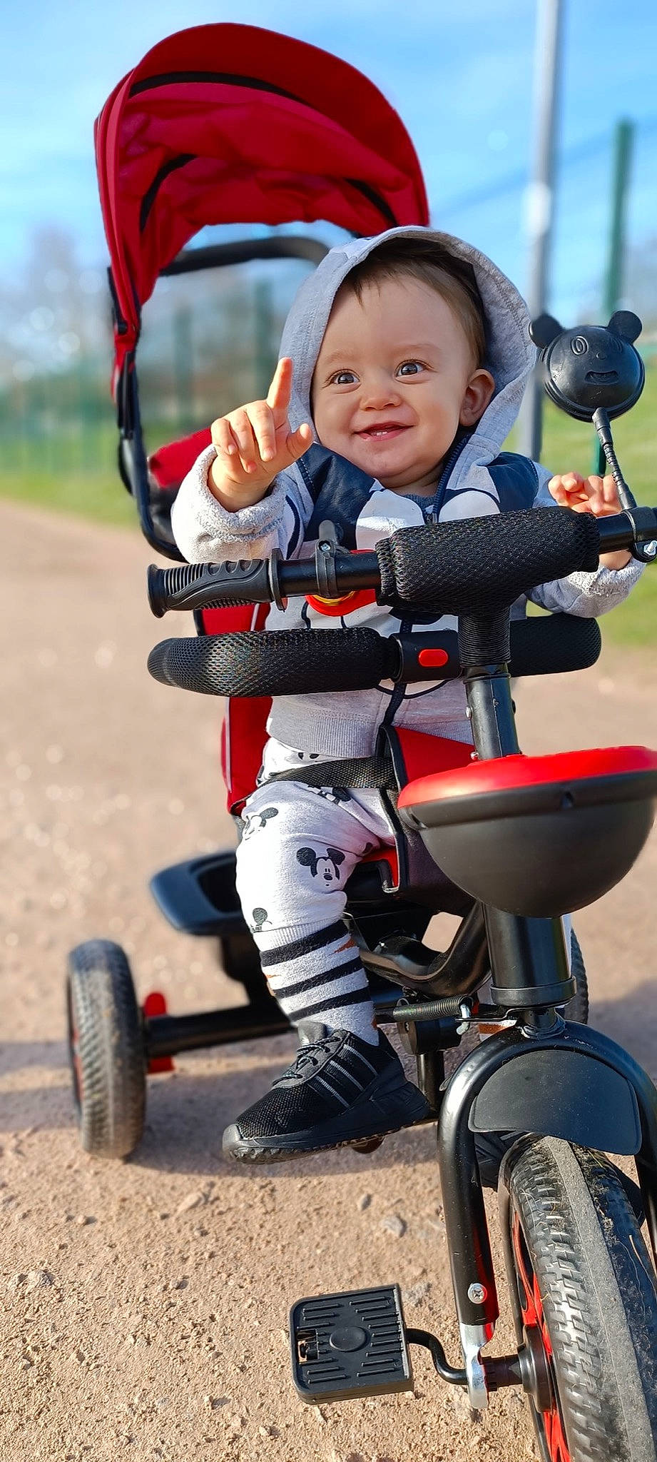 Maël a rejoint le concours — aidez-le/la à gagner de superbes lots ! auto_part, automotive_tire, automotive_wheel_system, baby, baby_toddler_clothing, black, child, comfort, electric_blue, fun, happy, human_leg, joy, knee, person, personal_protective_equipment, recreation, smile, snapshot, tire