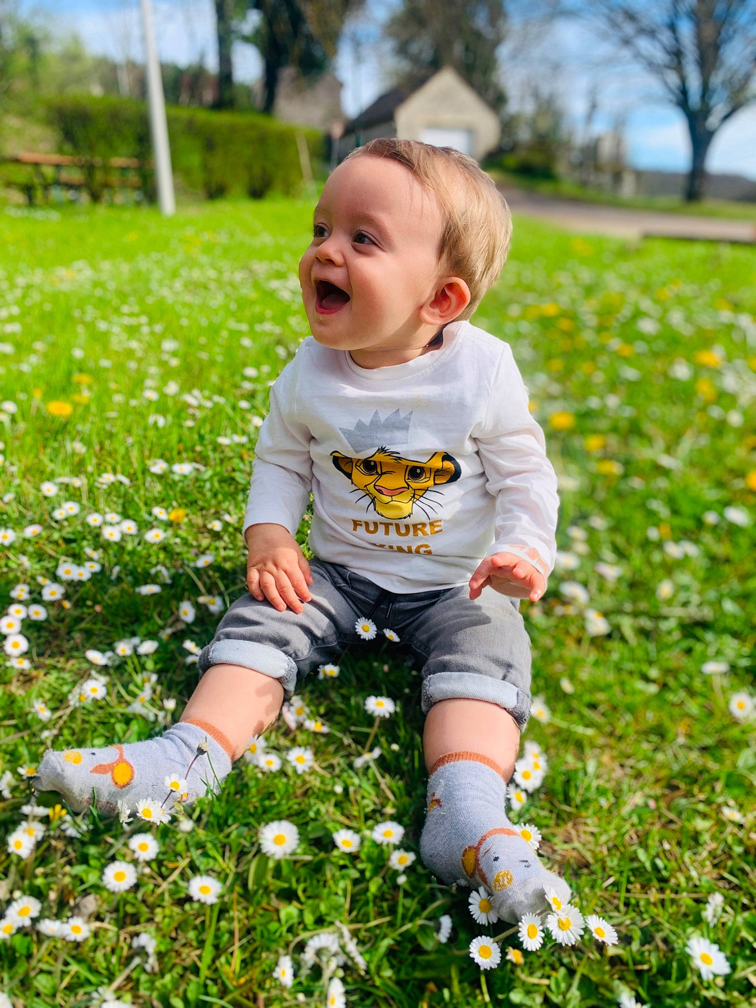 Maël participe au concours pour gagner de l'argent avec cette photo : baby_toddler_clothing, child, cloud, flower, grass, grass_family, green, groundcover, happy, leaf, meadow, nature, people_in_nature, person, plant, playing_with_kids, sky, smile, sunlight, toddler