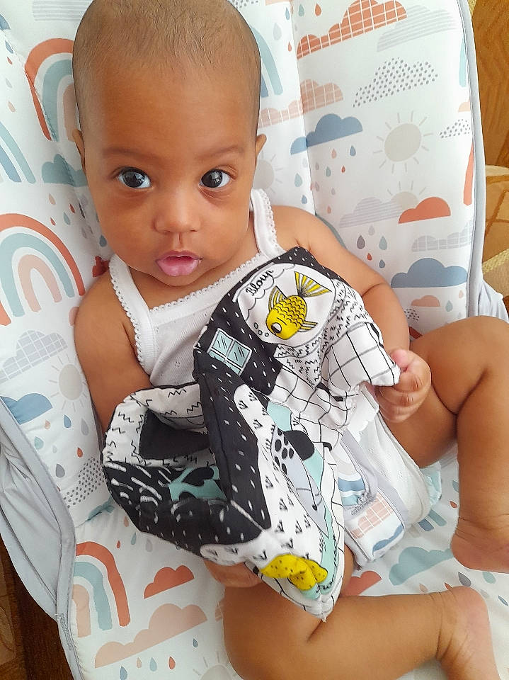 Océane a rejoint le concours — aidez-le/la à gagner de superbes lots ! baby, baby_sleeping, baby_toddler_clothing, blond, child, comfort, happy, linens, muscle, neck, pattern, person, product, shorts, sitting, sleeve, t_shirt, textile, thigh, toddler