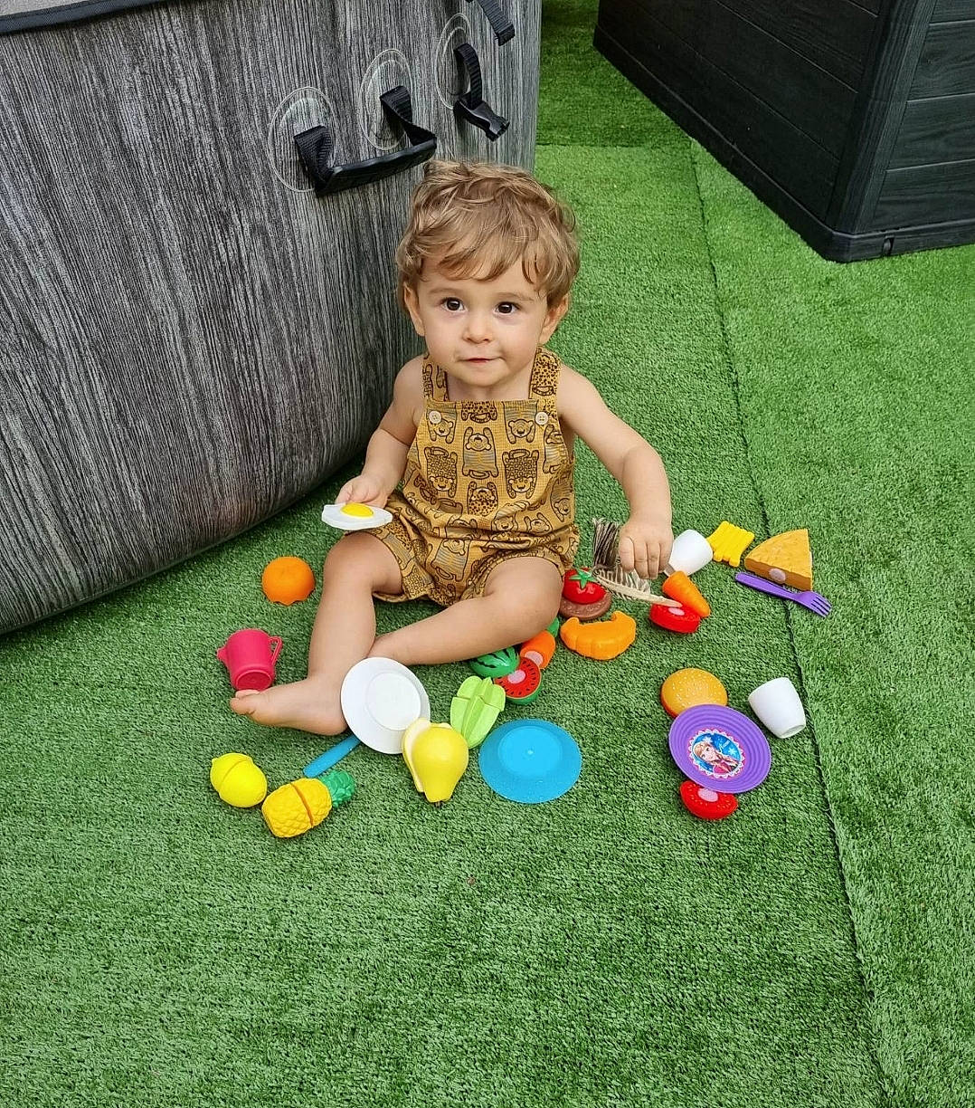 Ezzio a rejoint le concours — aidez-le/la à gagner de superbes lots ! art, baby, baby_products, child, flooring, fun, games, garden, grass, grass_family, lawn, leg, leisure, people_in_nature, person, play, recreation, sitting, toddler, toy