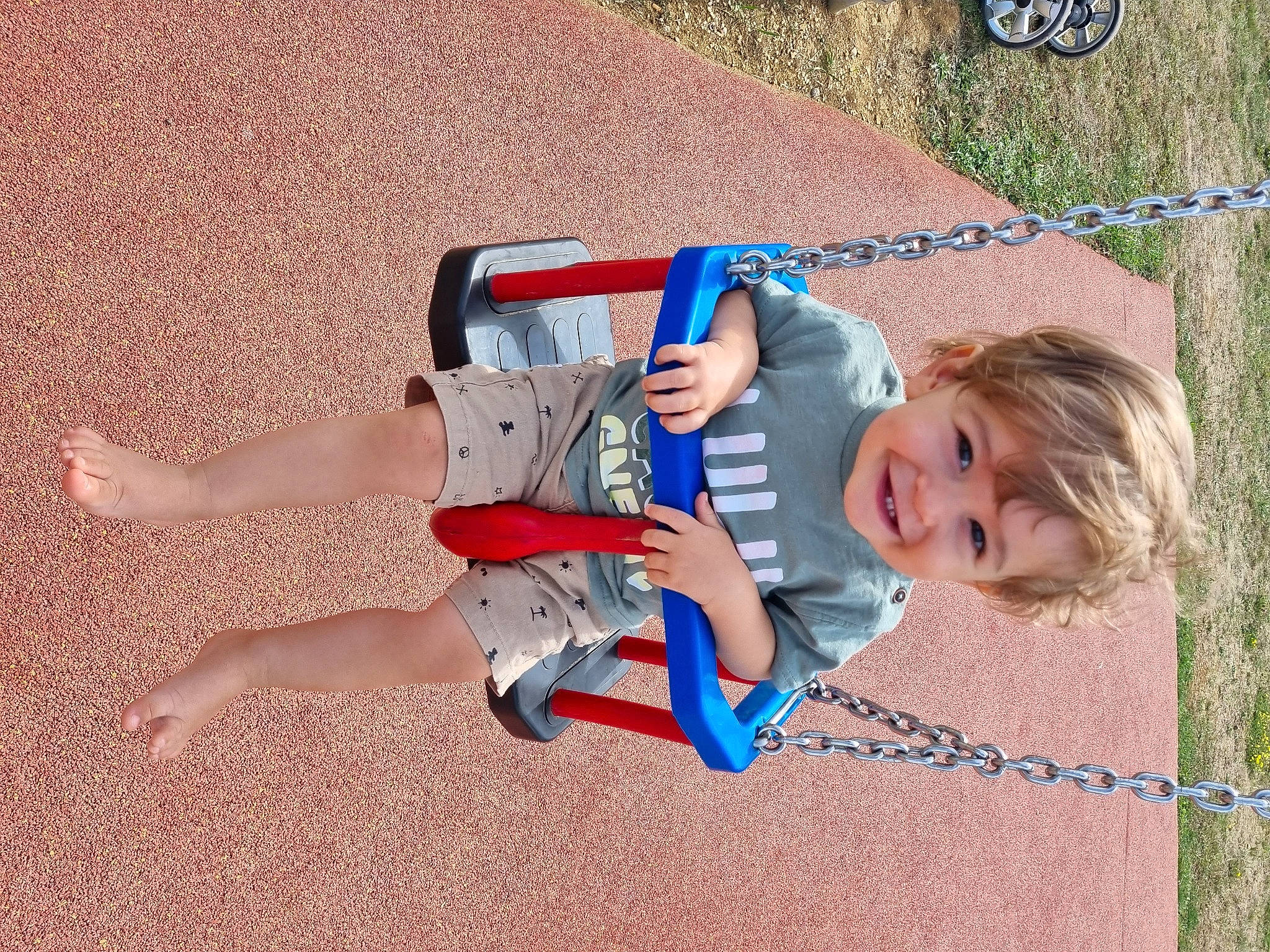 Ezzio participe au concours pour gagner de l'argent avec cette photo : baby, baby_toddler_clothing, child, clock, electric_blue, fun, grass, happy, joy, leisure, outdoor_play_equipment, people_in_nature, person, plant, play, recreation, sitting, smile, soil, t_shirt