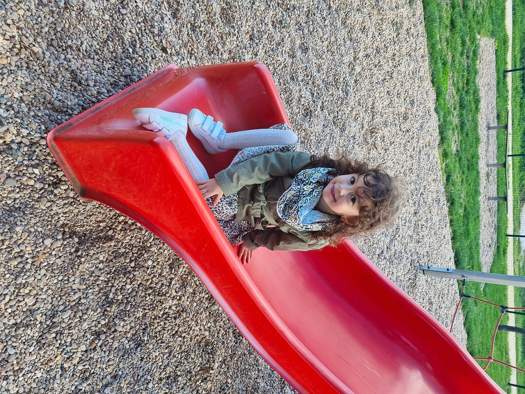 Lylou a rejoint le concours — aidez-le/la à gagner de superbes lots ! asphalt, carmine, chute, city, comfort, fun, grass, joy, leisure, mesh, outdoor_furniture, outdoor_play_equipment, people_in_nature, person, playground, recreation, road_surface, sitting, soil, toddler